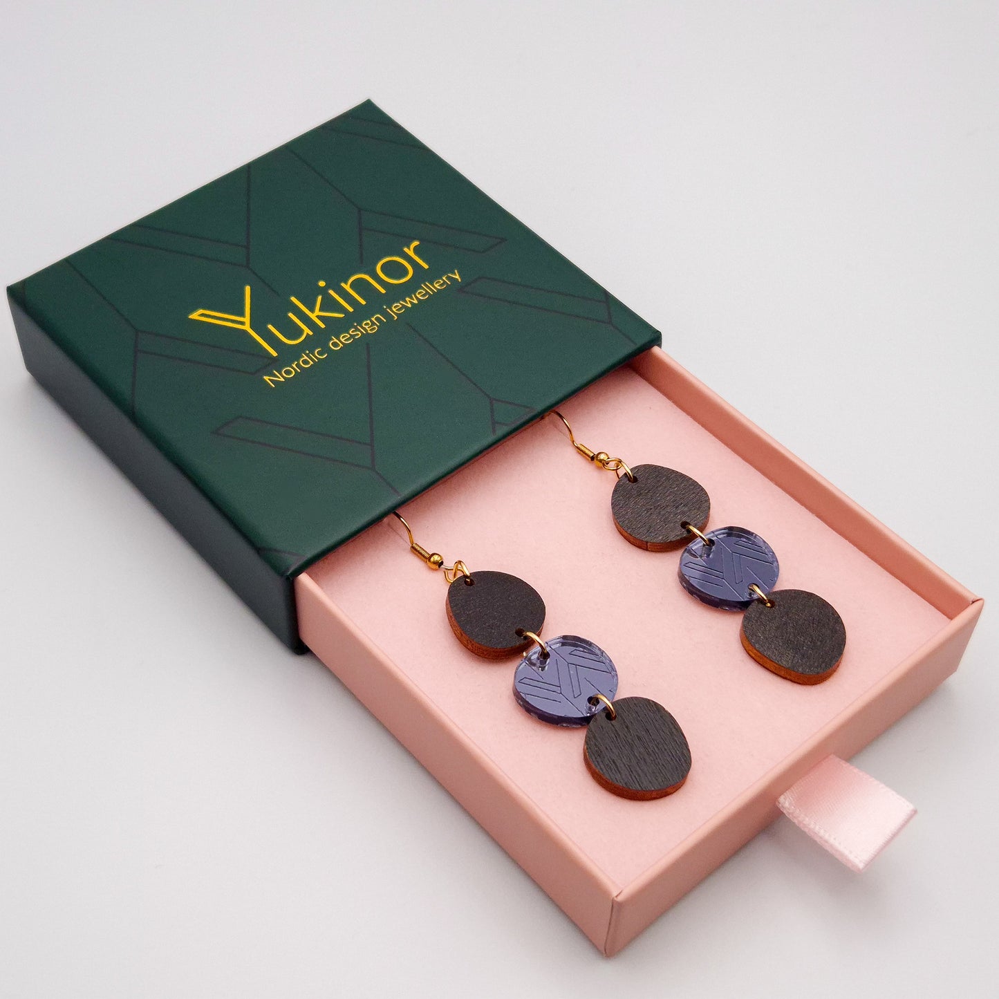 yukinor-kawa-earring-korvakoru-graphite-black-black-jewelry-box-grafiitin-musta-musta-korulaatikossa