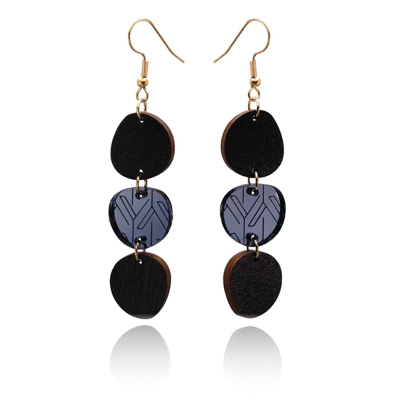 yukinor kawa earring close-up in graphite black-black | yukinor kawa-korvakoru grafiitin musta-musta lähikuvassa