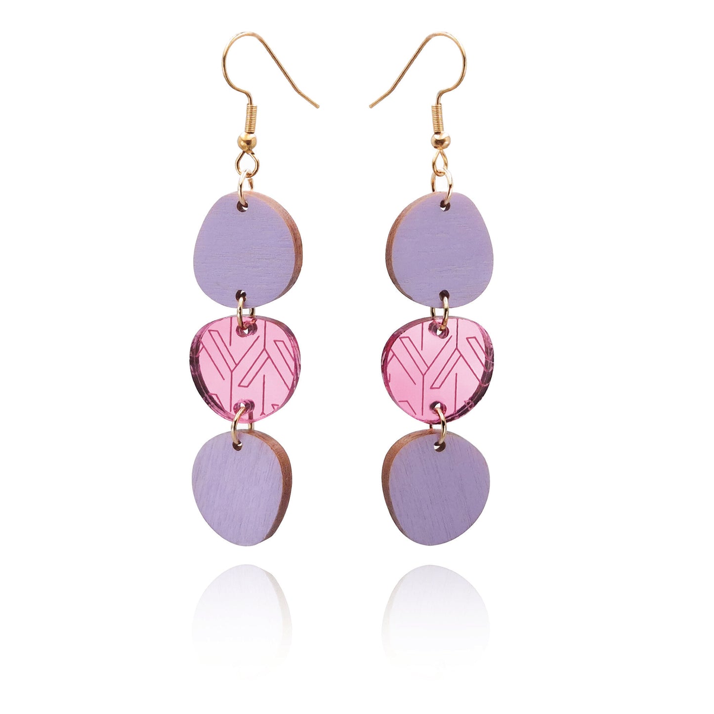 yukinor kawa earring close-up in pink-lavender | yukinor kawa-korvakoru pinkki-laventeli lähikuvassa