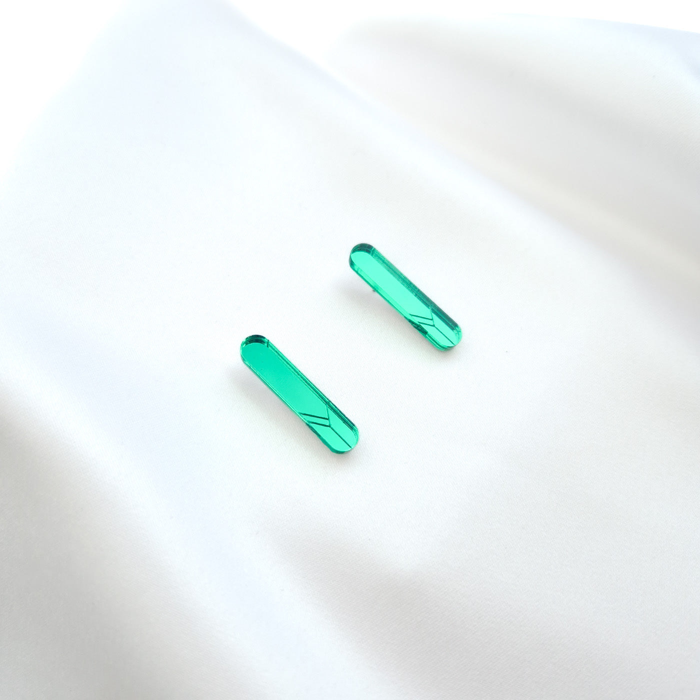 yukinor ame earring in emerald green | yukinor ame-korvakoru smaragdin vihreä