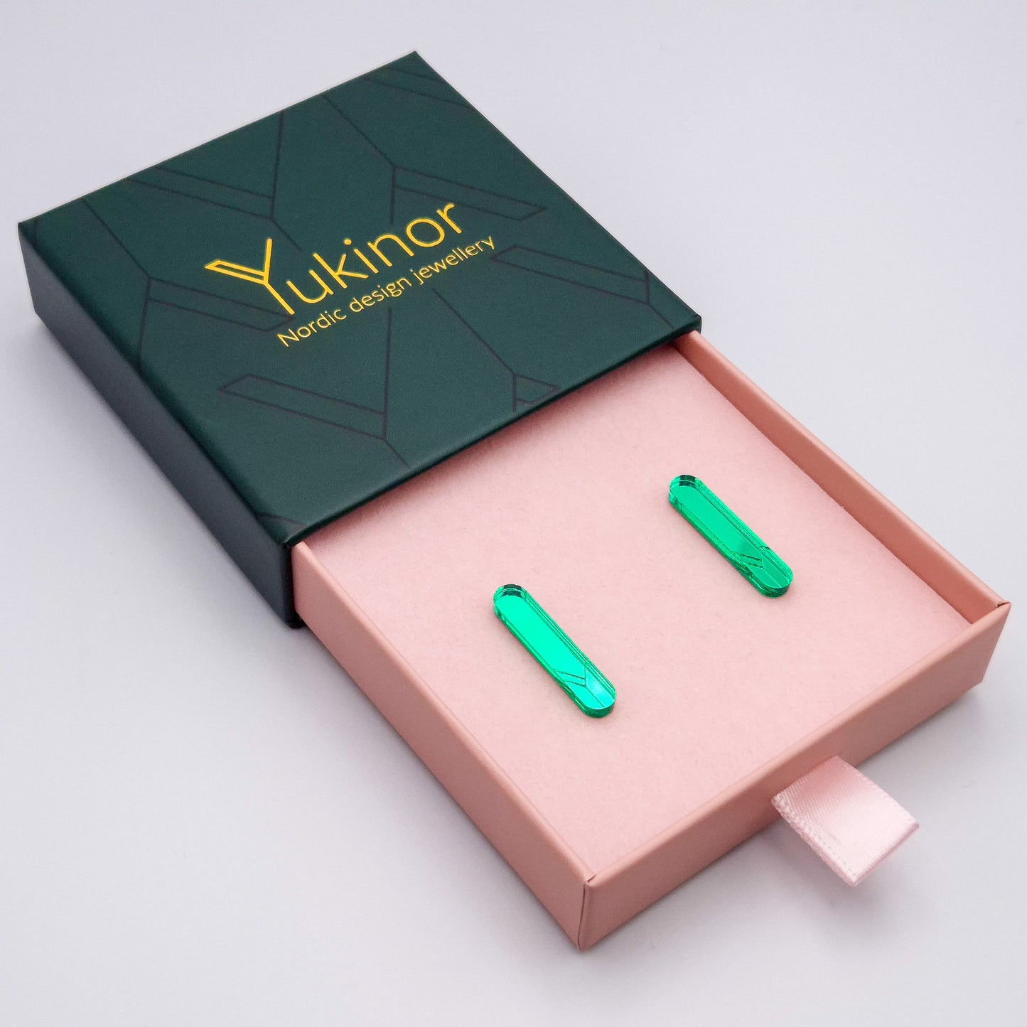 ame emerald green earrings in a jewelry box | ame smaragdin vihreä korulaatikossa
