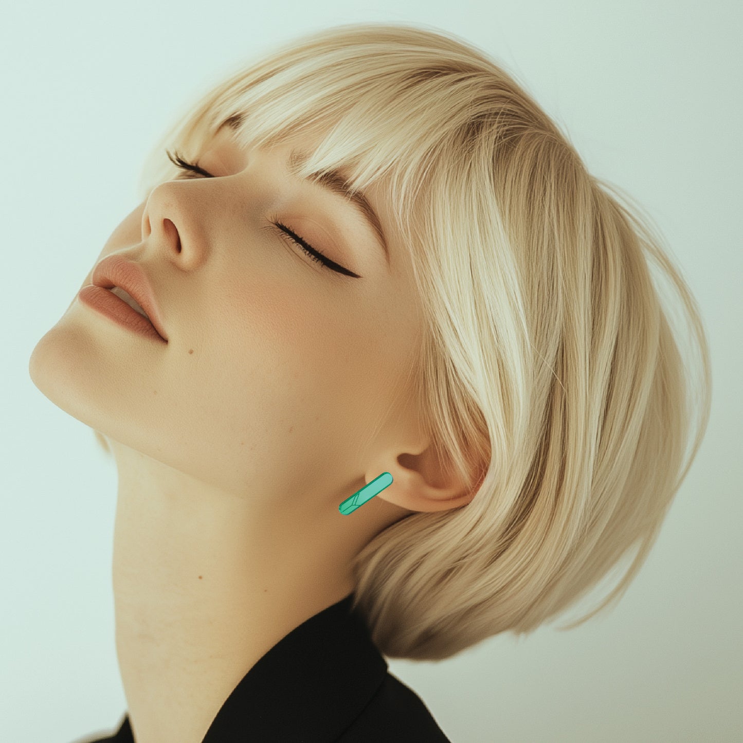 ame emerald green earrings worn by model | ame smaragdin vihreä-korvakorut mallin päällä
