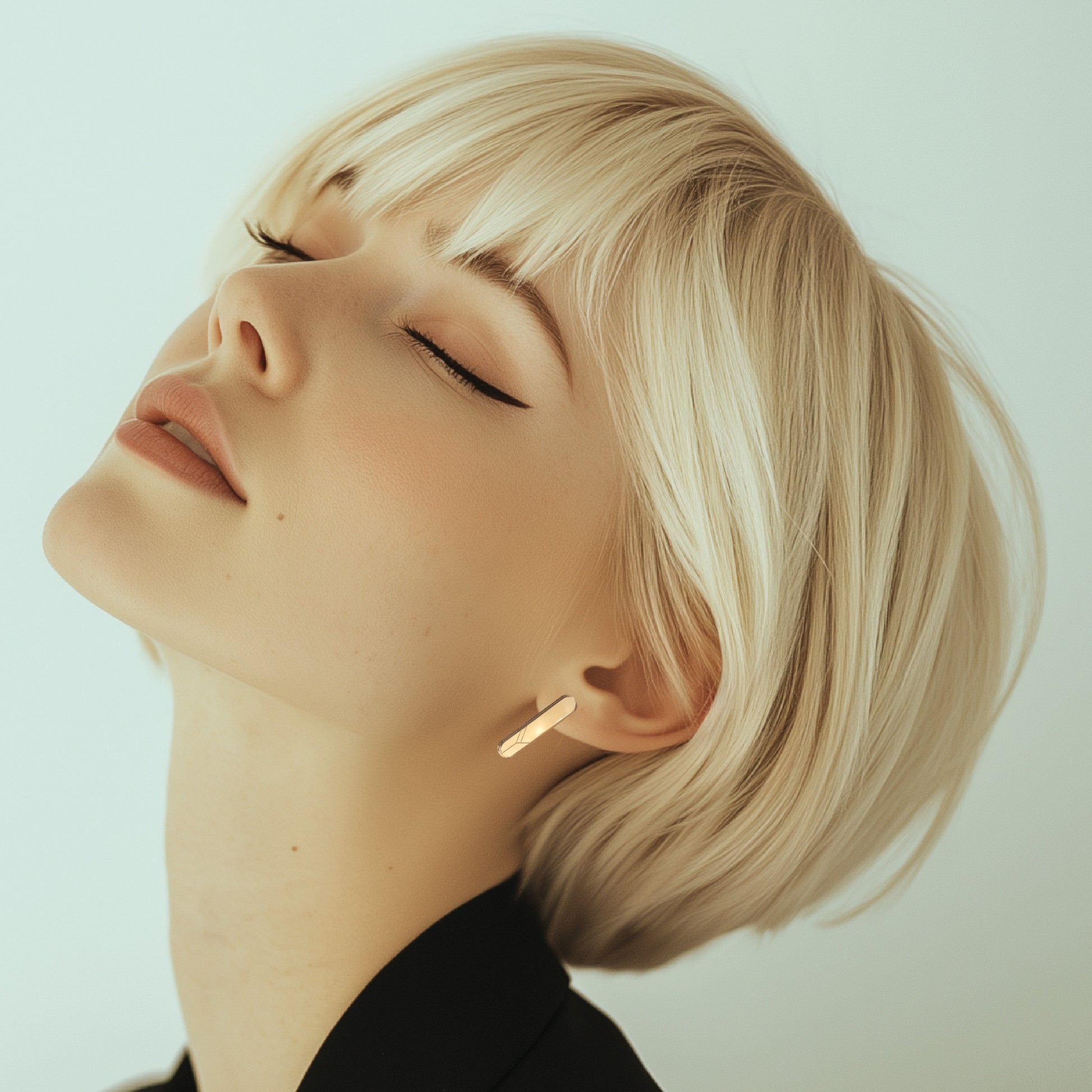 ame gold earrings worn by model | ame kulta-korvakorut mallin päällä