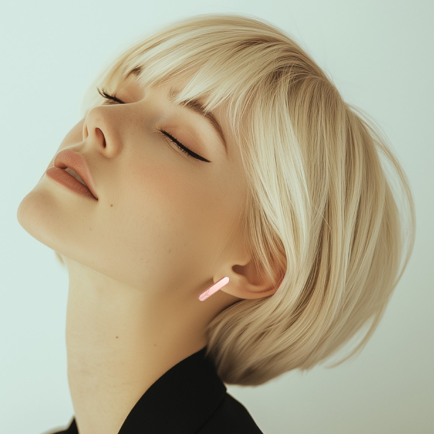 ame rose gold earrings worn by model | ame ruusukulta-korvakorut mallin päällä