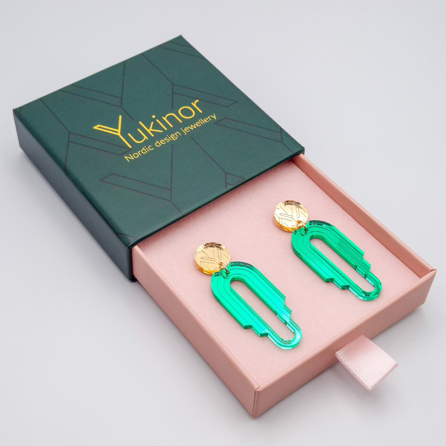 kaen emerald-green-gold earrings in a jewelry box | kaen smaragdin-vihreä-kulta korulaatikossa