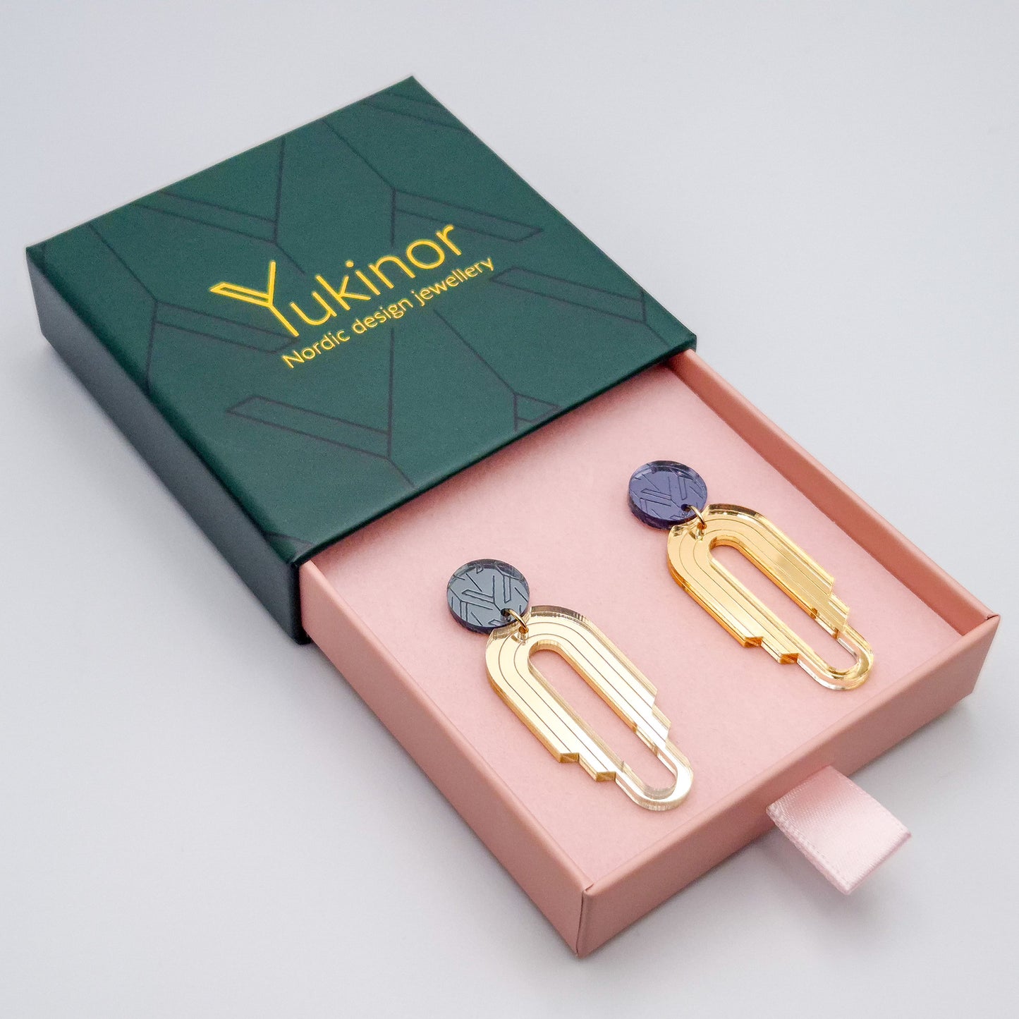 kaen gold-graphite-black earrings in a jewelry box | kaen kulta-grafiitin-musta korulaatikossa