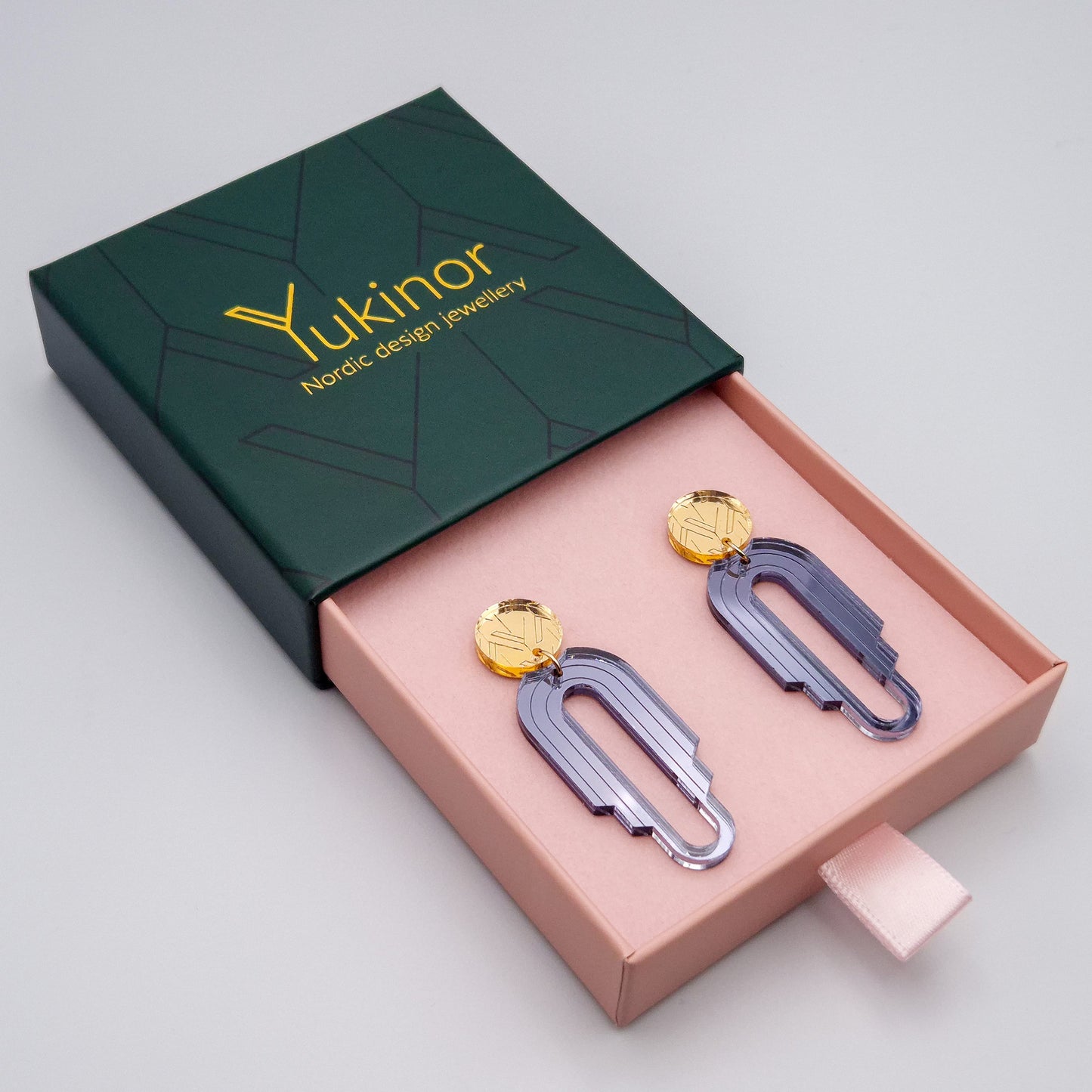 kaen graphite-black-gold earrings in a jewelry box | kaen grafiitin-musta-kulta korulaatikossa