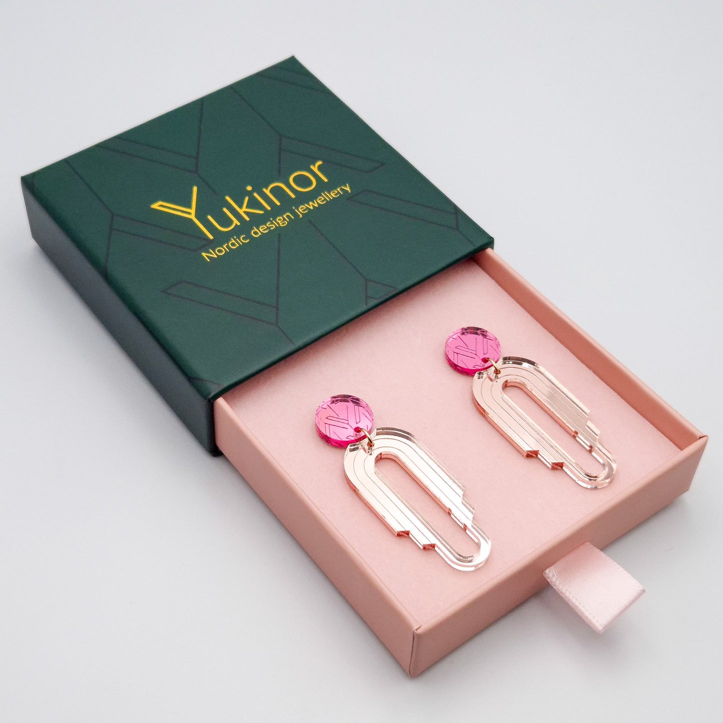 kaen rose-gold-pink earrings in a jewelry box | kaen ruuskukulta-pinkki korulaatikossa