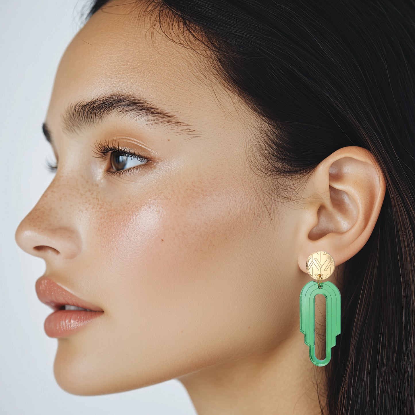 kaen emerald-green-gold earrings worn by model | kaen smaragdin-vihreä-kulta-korvakorut mallin päällä