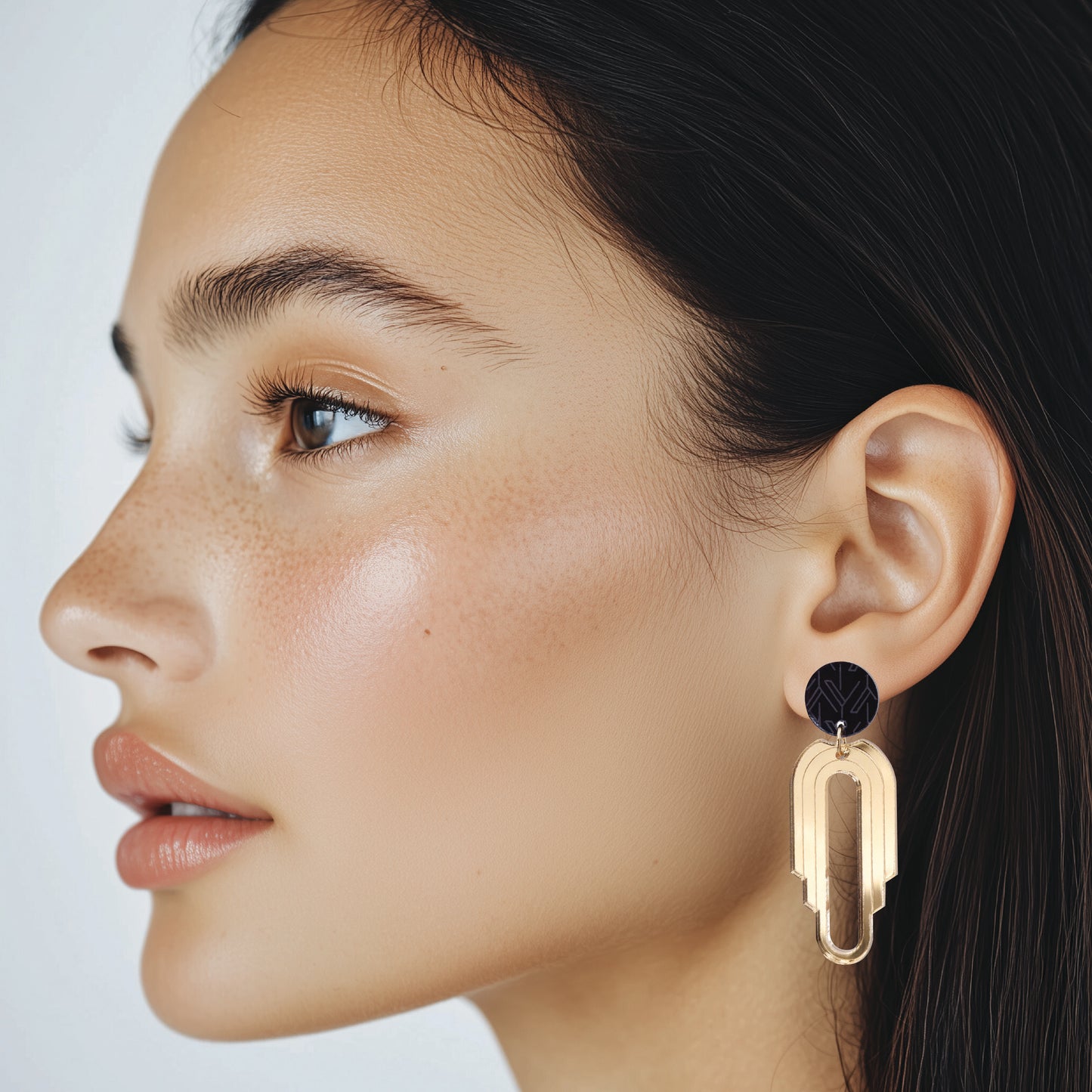 kaen gold-graphite-black earrings worn by model | kaen kulta-grafiitin-musta-korvakorut mallin päällä
