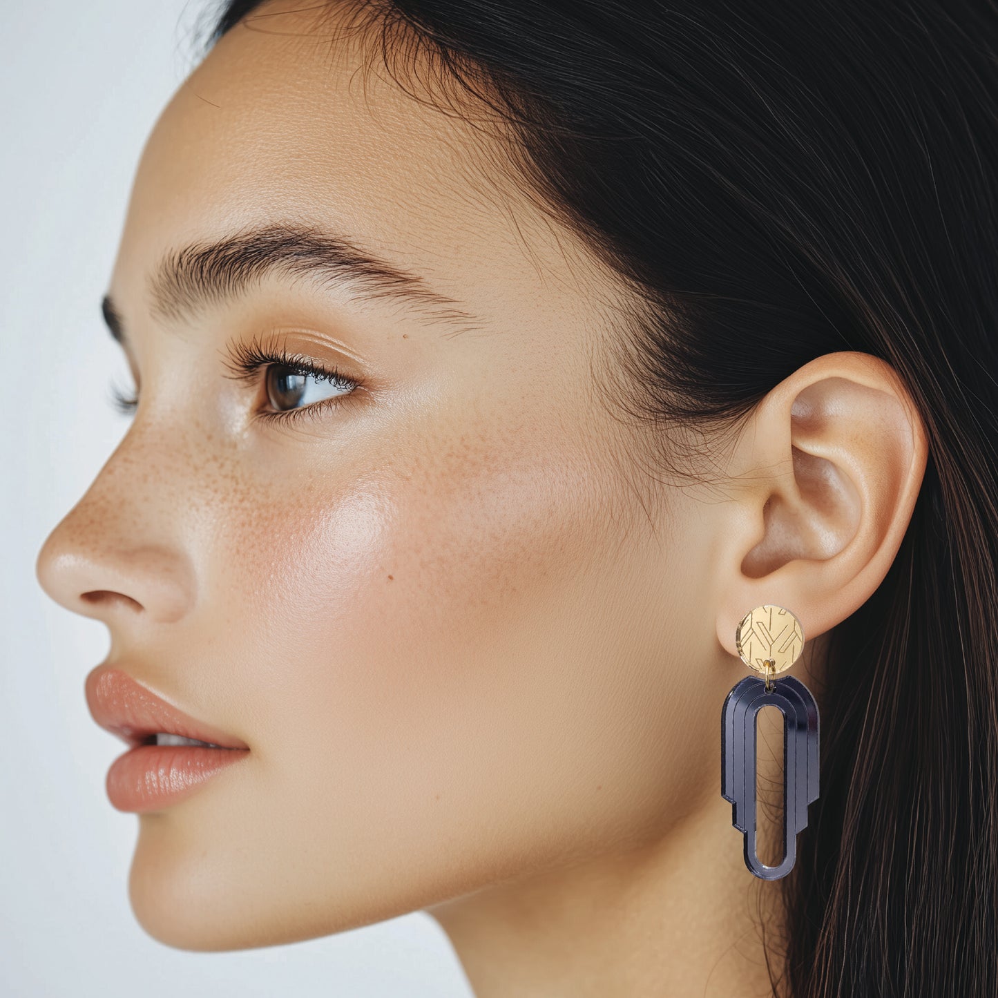 kaen graphite-black-gold earrings worn by model | kaen grafiitin-musta-kulta-korvakorut mallin päällä