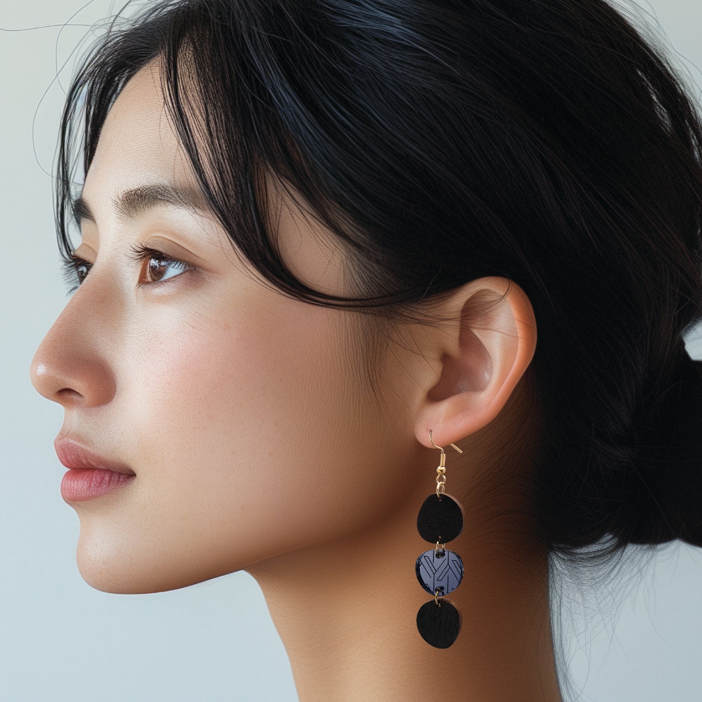 kawa graphite-black-black earrings worn by model | kawa grafiitin-musta-musta-korvakorut mallin päällä