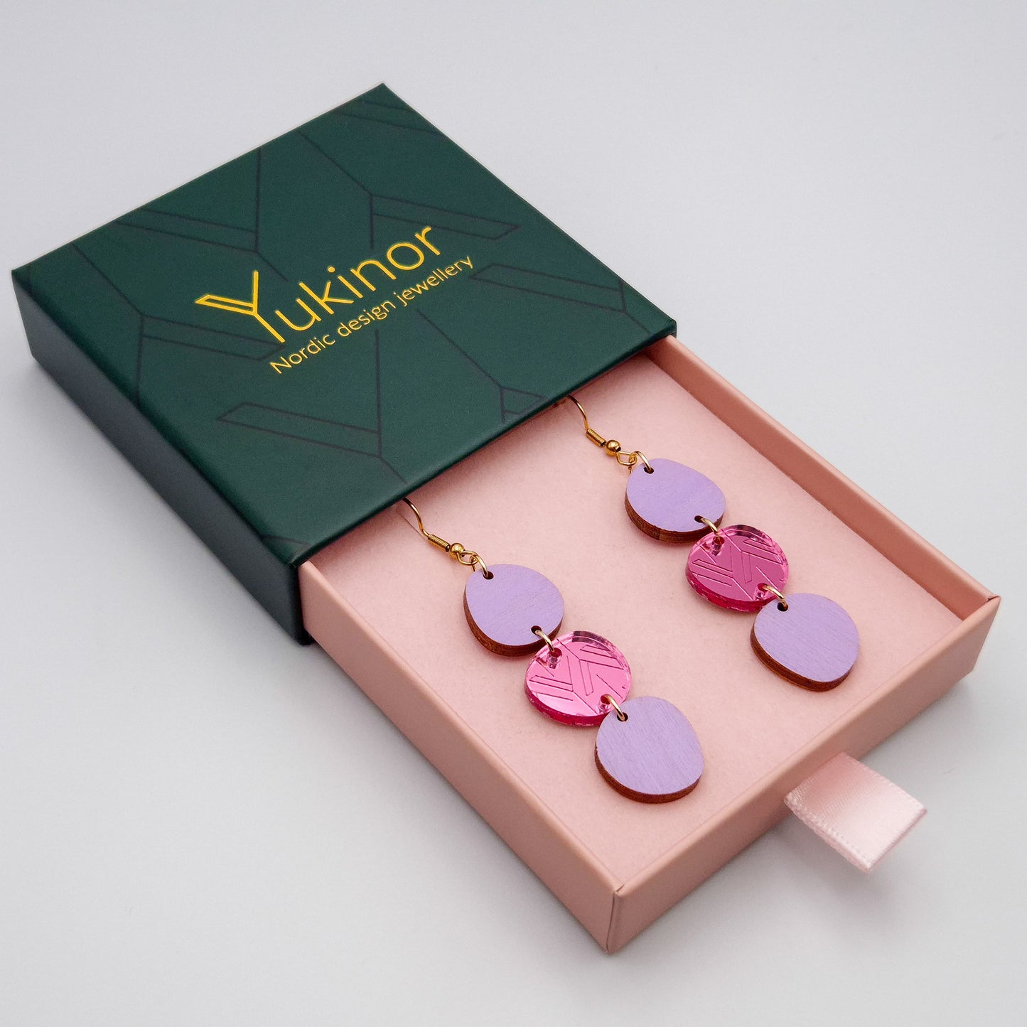 Kawa pink-lavender earrings in a jewelry box | kawa pinkki-laventeli korvakorut korulaatikossa