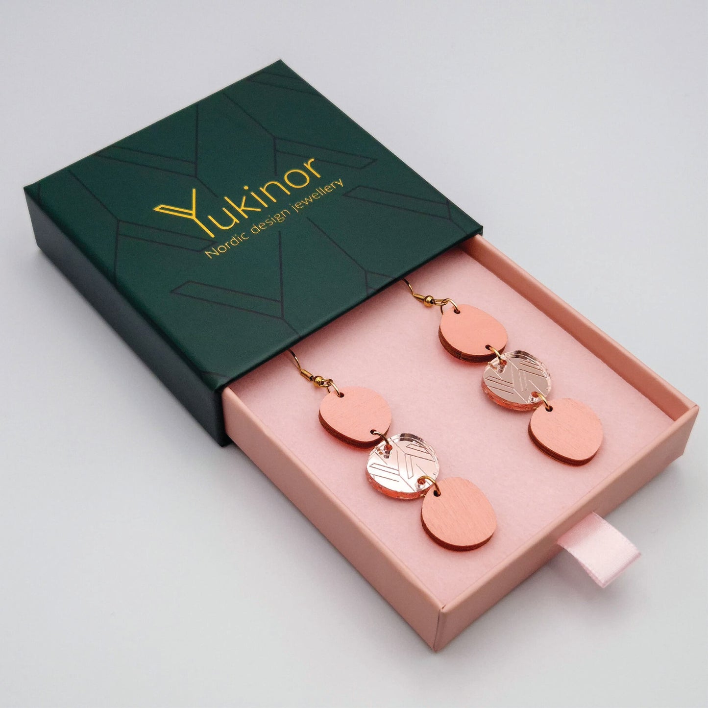 kawa rose gold-peach earrings in a jewelry box | kawa ruusukulta-persikka korvakorut korulaatikossa