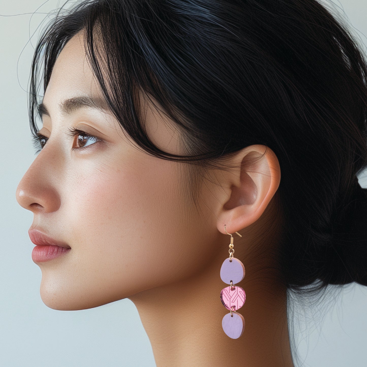 kawa pink-lavender earrings worn by model | kawa pinkki-laventeli-korvakorut mallin päällä