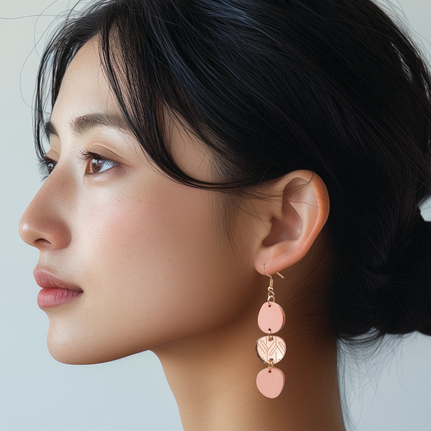 kawa rose gold-peach earrings worn by model | kawa ruusukulta-persikka korvakorut mallin päällä