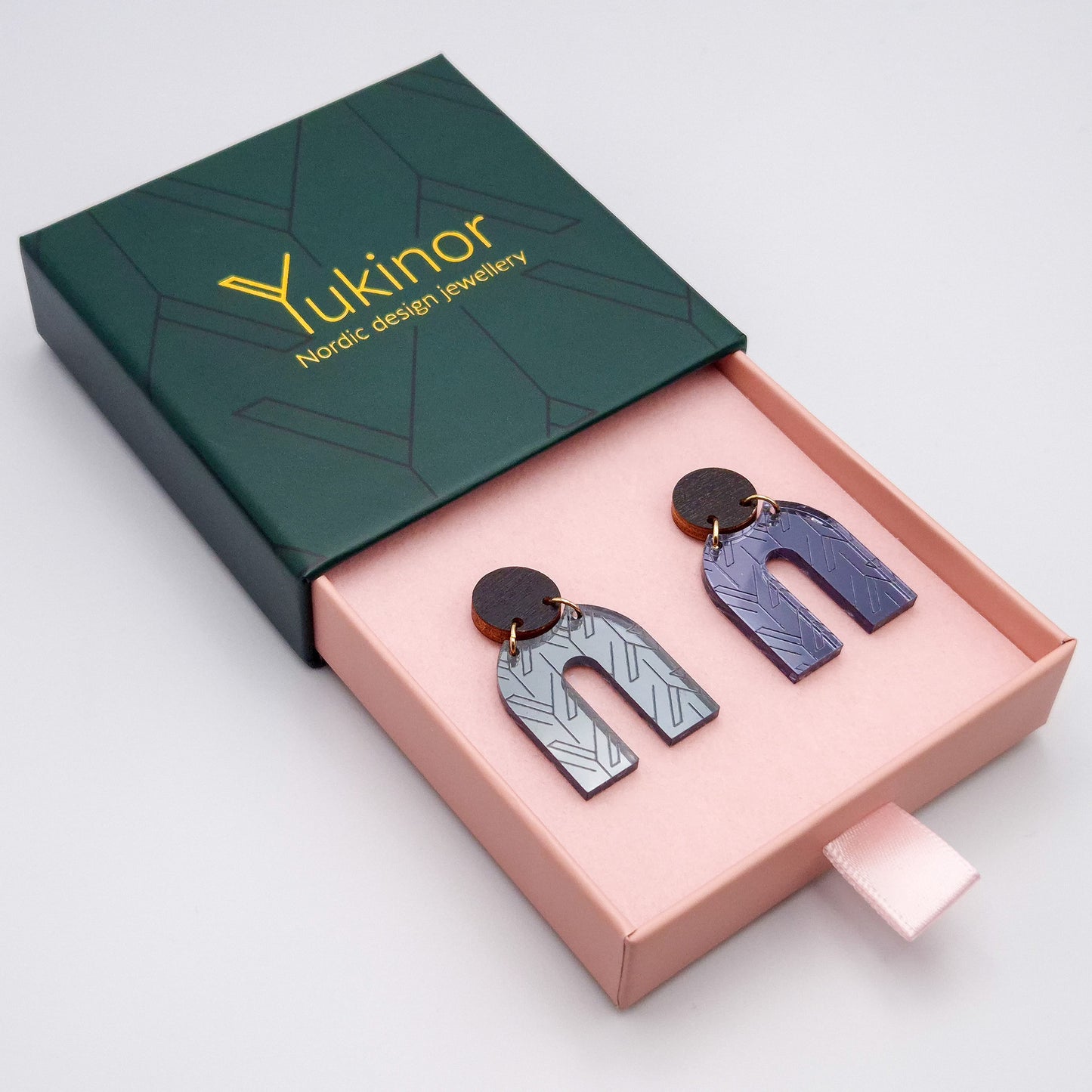 kouki graphite-black-black earrings in a jewelry box | kouki grafiitin-musta-musta korulaatikossa