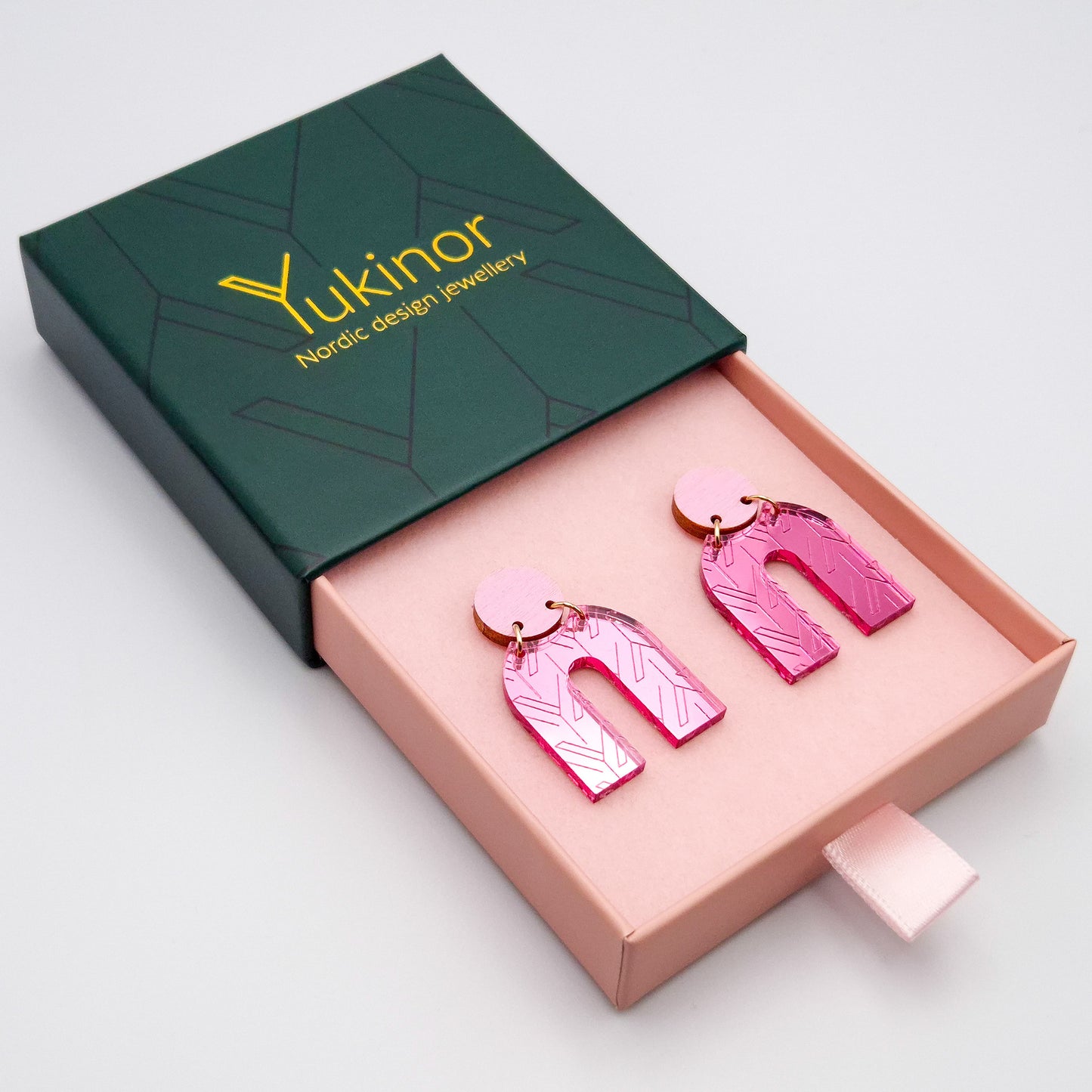 kouki pink-blush-pink earrings in a jewelry box | kouki pinkki-vaaleanpunainen korulaatikossa