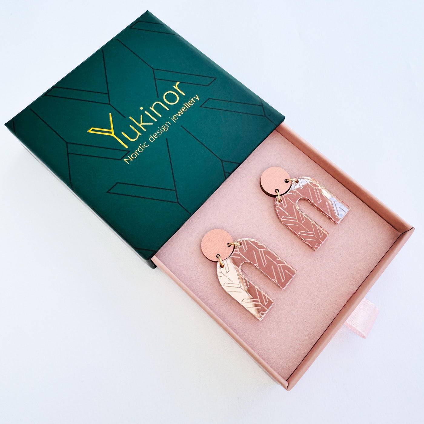 kouki rose-gold-peach earrings in a jewelry box | kouki ruuskukulta-persikka korulaatikossa