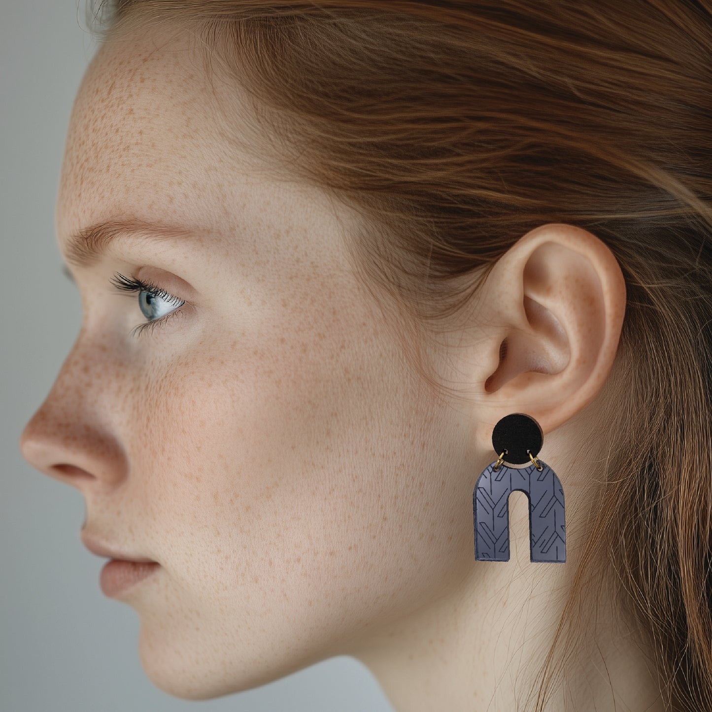 kouki graphite-black-black earrings worn by model | kouki grafiitin-musta-musta-korvakorut mallin päällä