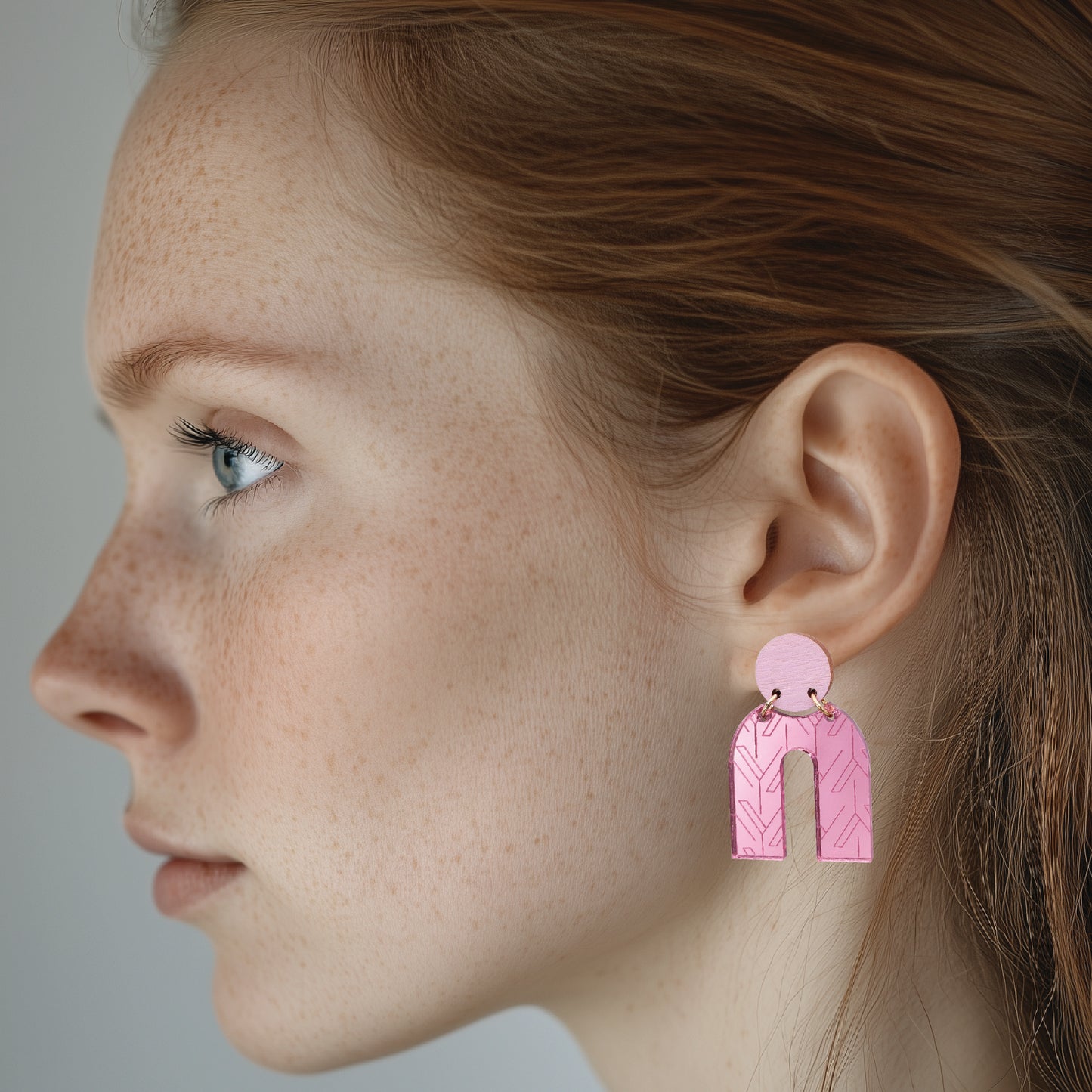 kouki pink-blush-pink earrings worn by model | kouki pinkki-vaaleanpunainen-korvakorut mallin päällä