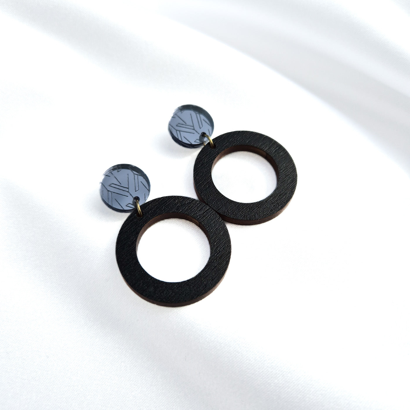 yukinor maru earring in black-graphite-black | yukinor maru-korvakoru musta-grafiitin-musta 2