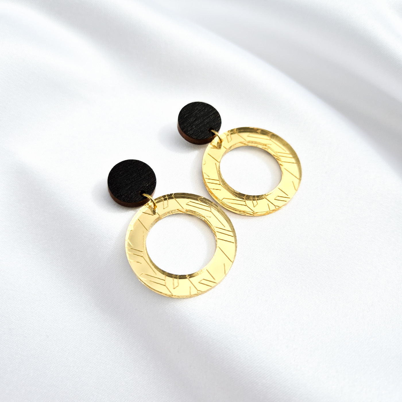 yukinor maru earring in gold-black | yukinor maru-korvakoru kulta-musta