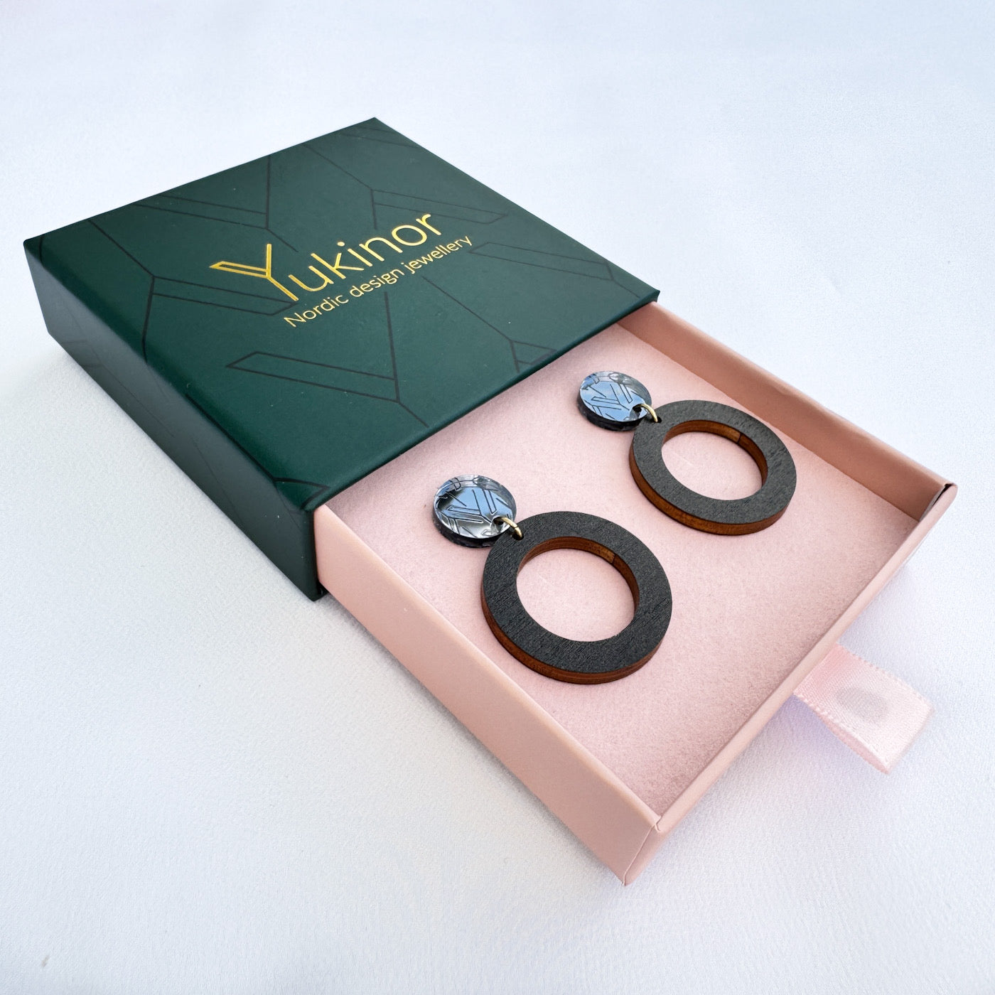 maru black-graphite-black earrings in a jewelry box | maru musta-grafiitin-musta korulaatikossa
