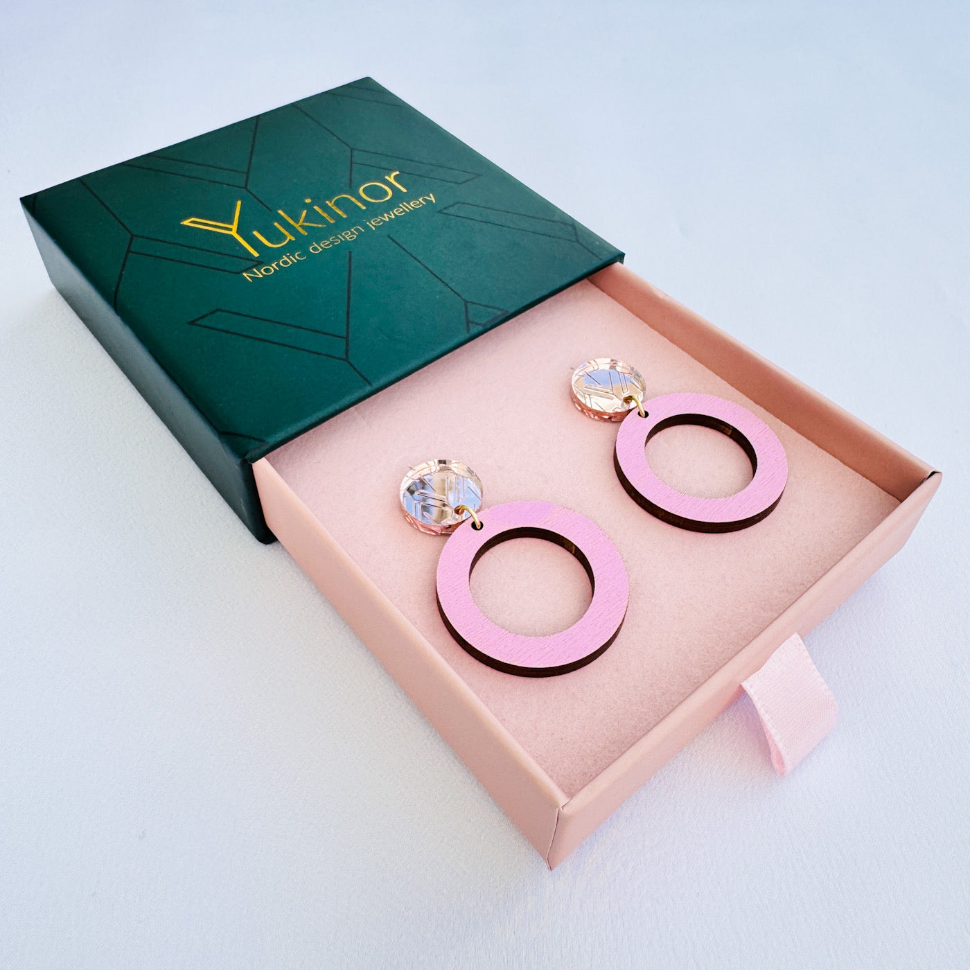 maru blush-pink-rose-gold earrings in a jewelry box | maru vaaleanpunainen-ruuskulta korulaatikossa