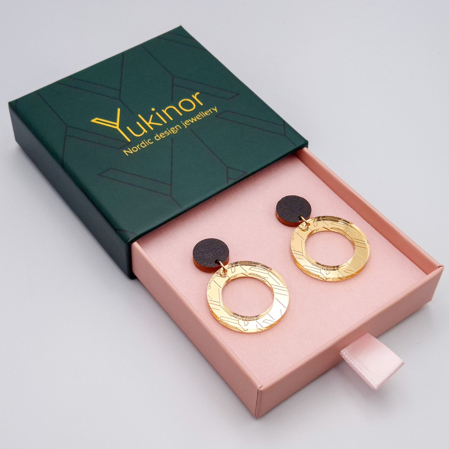 maru gold-black earrings in a jewelry box | maru kulta-musta korulaatikossa