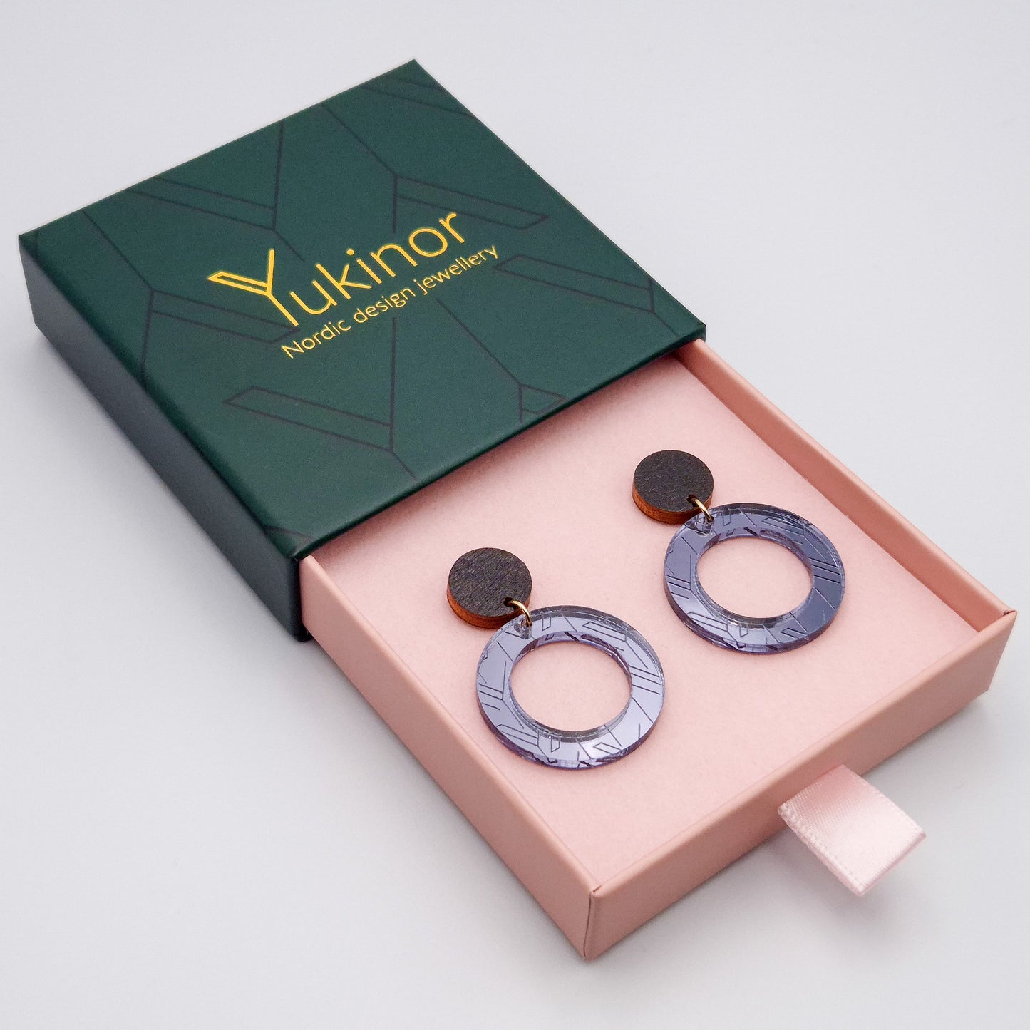 maru graphite-black-black earrings in a jewelry box | maru grafiitin-musta-musta korulaatikossa