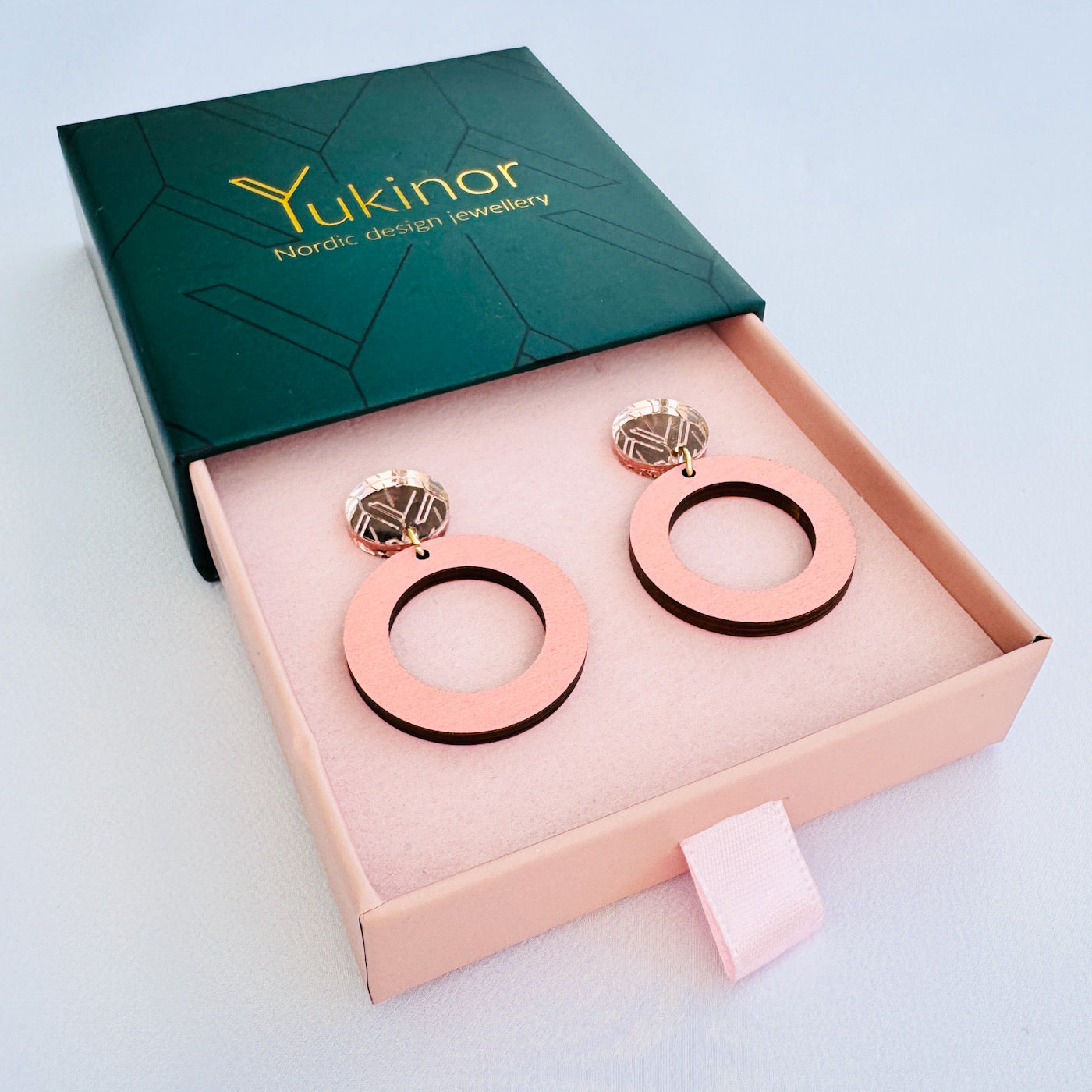 maru peach-rose-gold earrings in a jewelry box | maru persikka-ruuskulta korulaatikossa