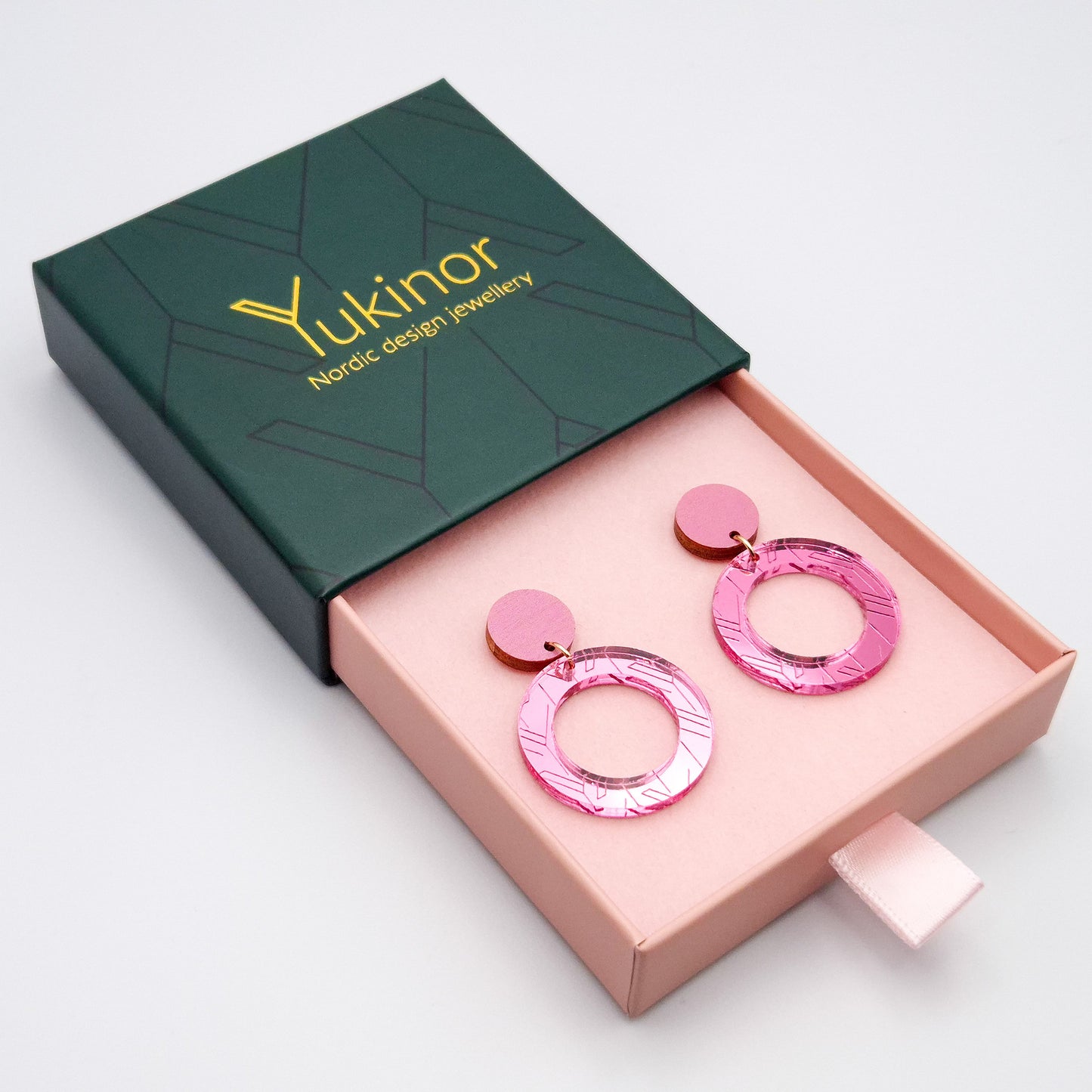maru pink-marsala-red earrings in a jewelry box | maru pinkki-marjapuuron-punainen korulaatikossa