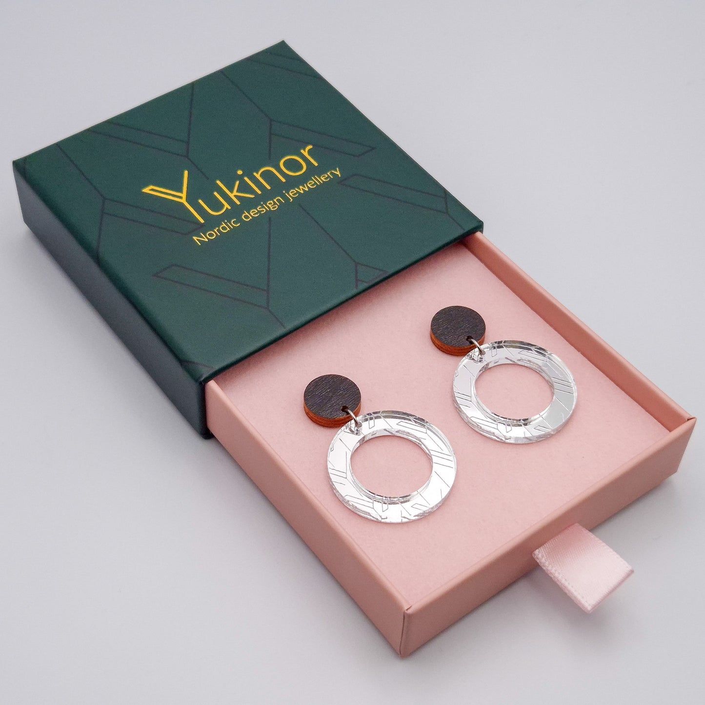 maru silver-black earrings in a jewelry box | maru hopea-musta korulaatikossa