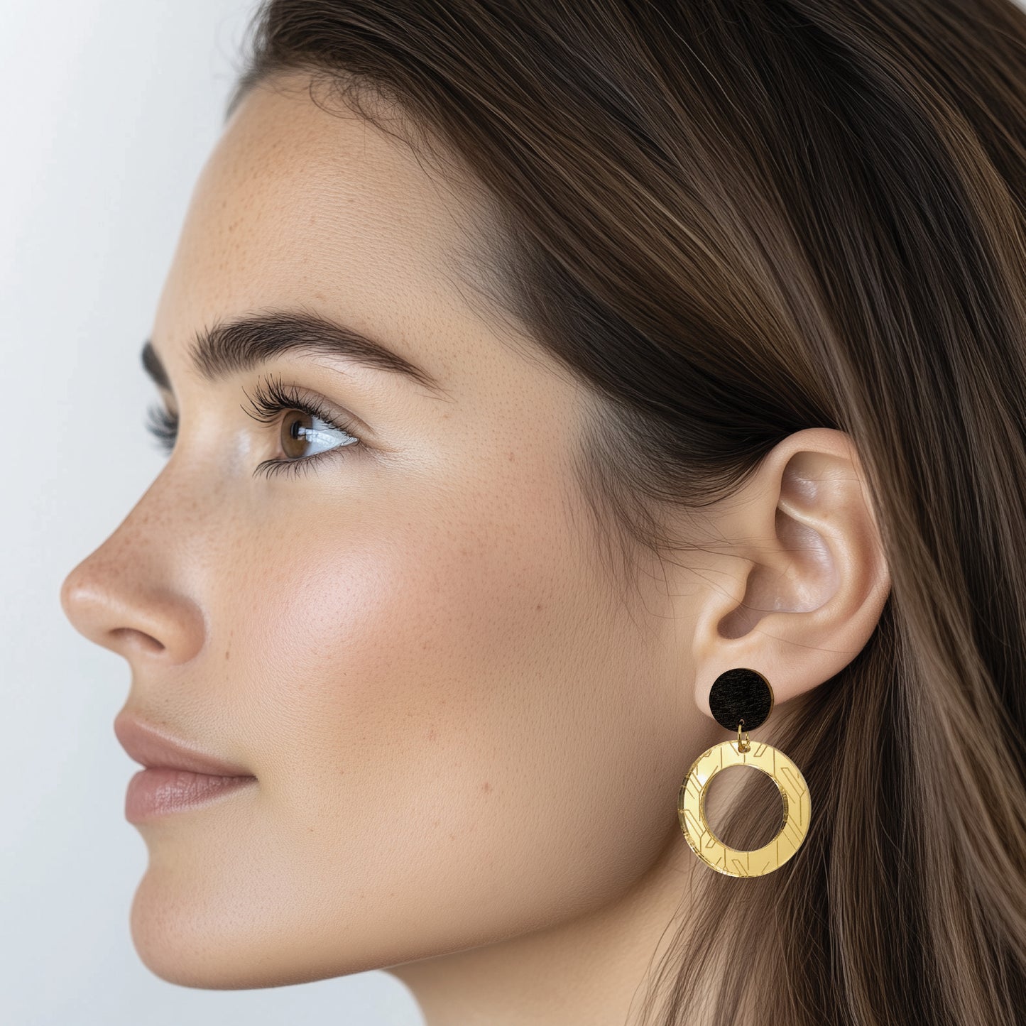 maru gold-black earrings worn by model | maru kulta-musta-korvakorut mallin päällä