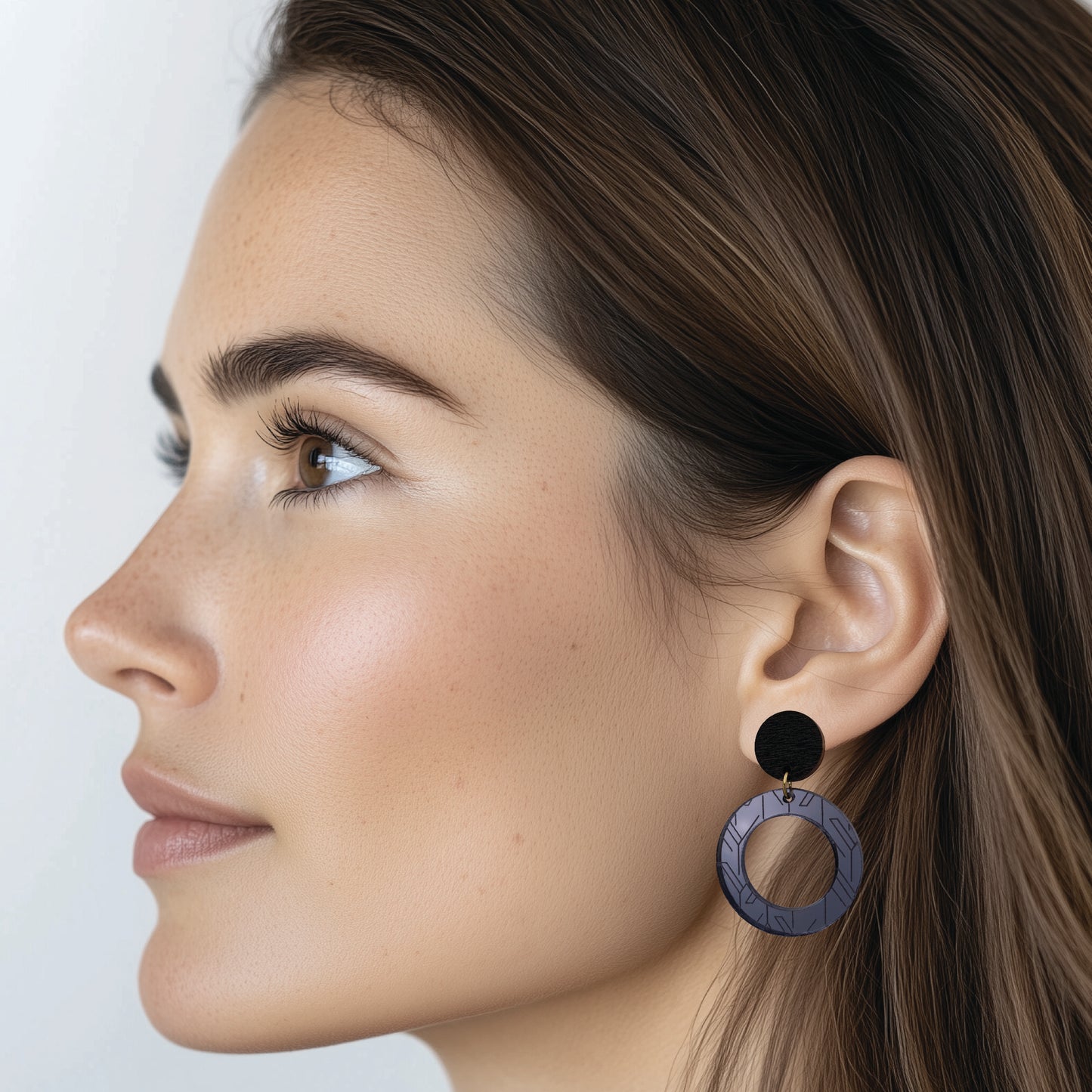 maru graphite-black-black earrings worn by model | maru grafiitin-musta-musta-korvakorut mallin päällä
