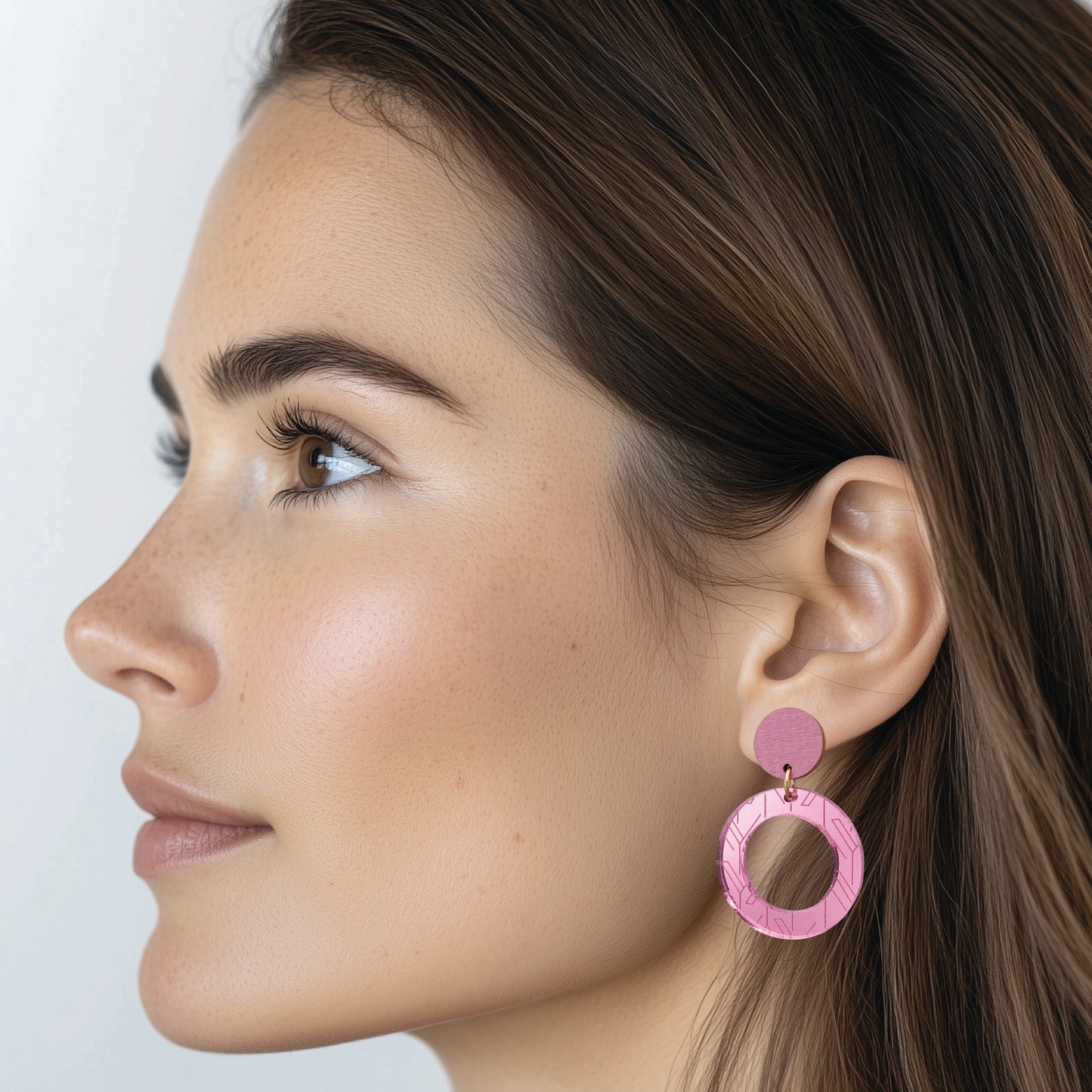 maru pink-marsala-red earrings worn by model | maru pinkki-marjapuuron-punainen-korvakorut mallin päällä