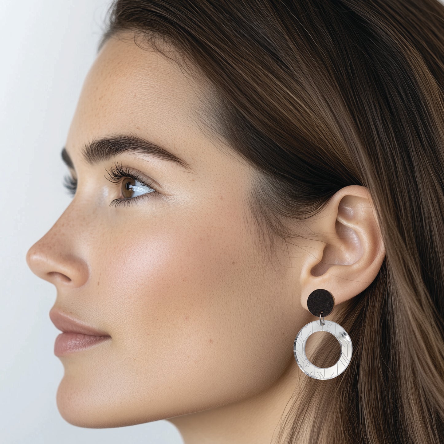 maru silver-black earrings worn by model | maru hopea-musta-korvakorut mallin päällä