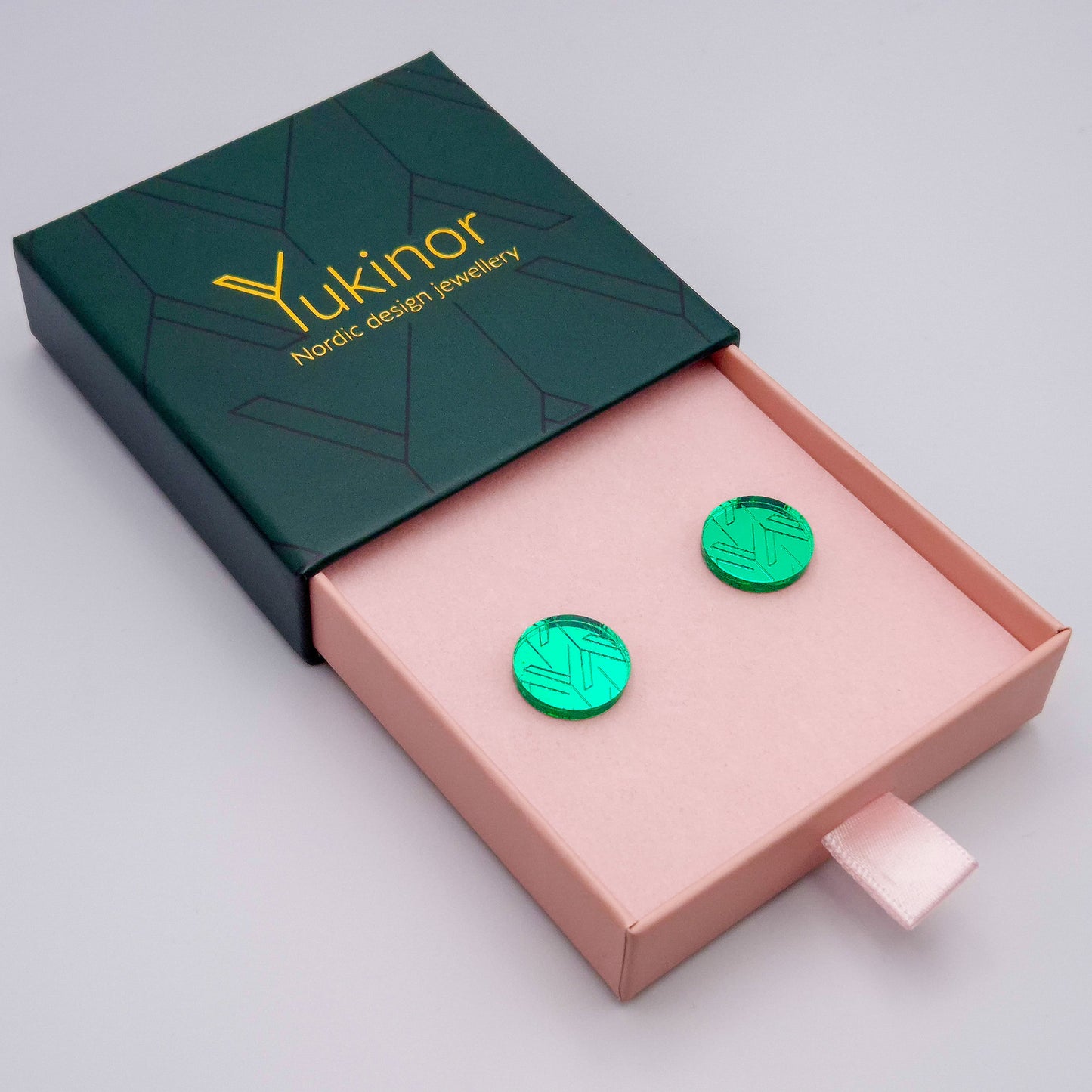 yuki emerald green earrings in a jewelry box | yuki smaragdin vihreä korulaatikossa