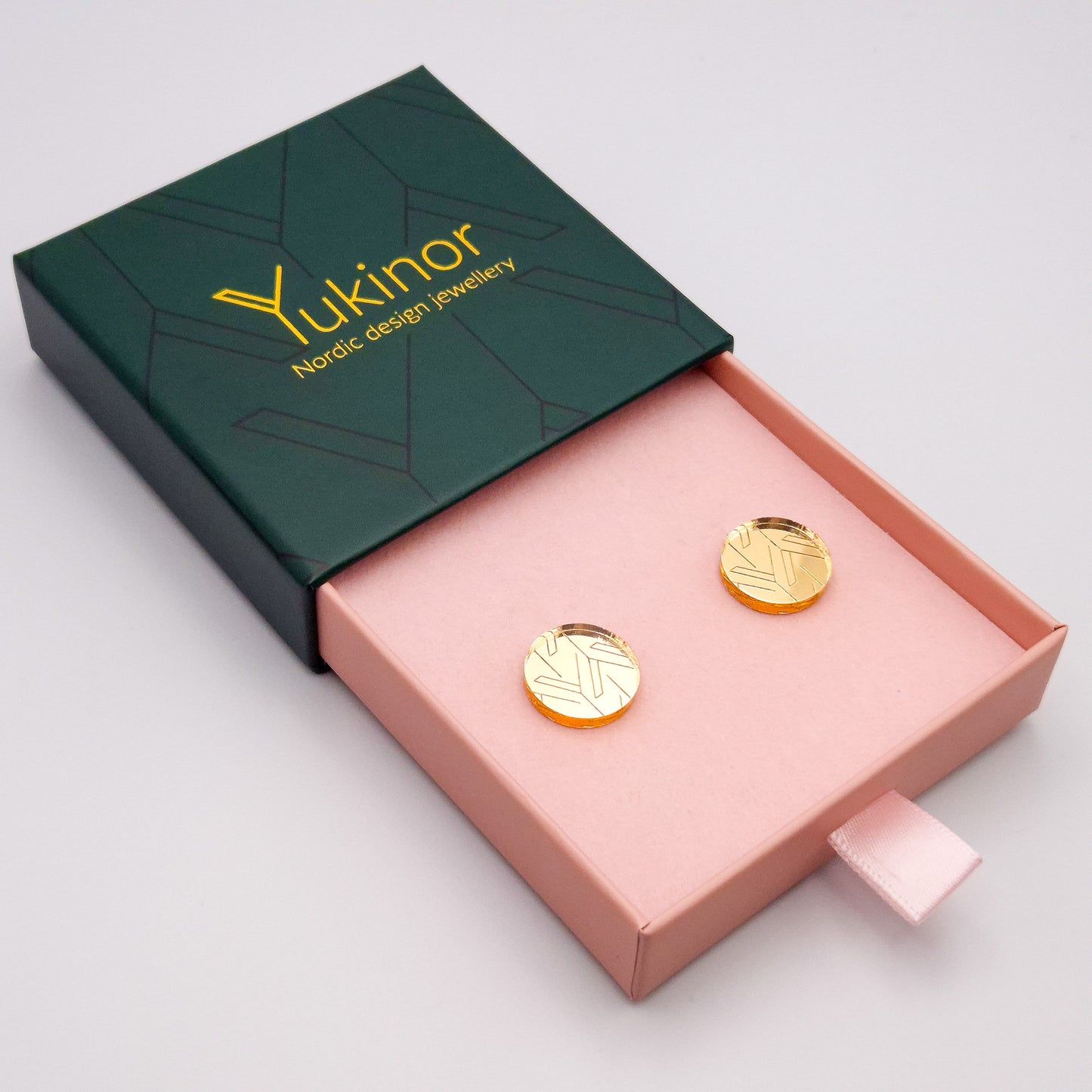 yuki gold earrings in a jewelry box | yuki kulta korulaatikossa