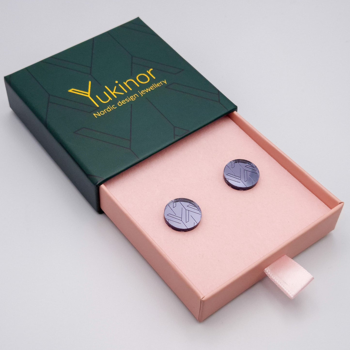 yuki graphite black earrings in a jewelry box | yuki grafiitin musta korulaatikossa