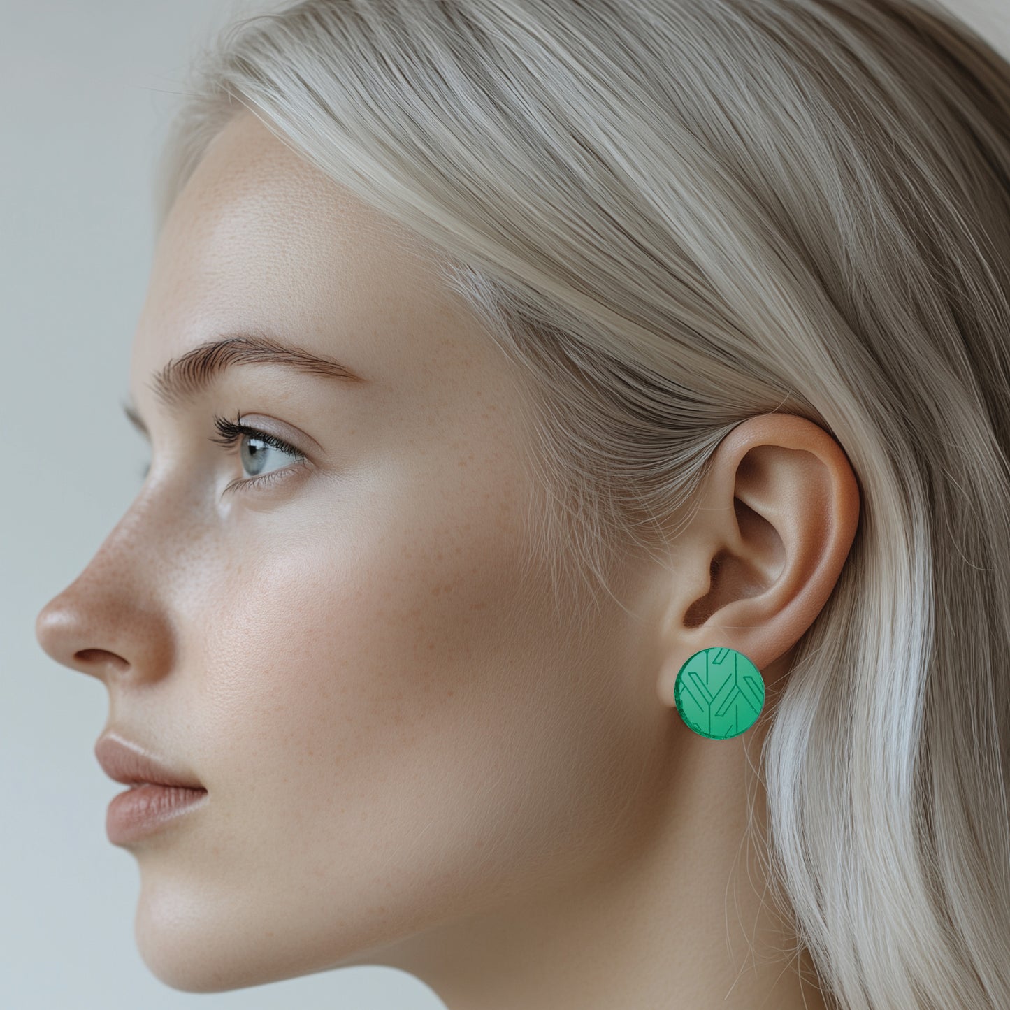 yuki emerald green earrings worn by model | yuki smaragdin vihreä-korvakorut mallin päällä