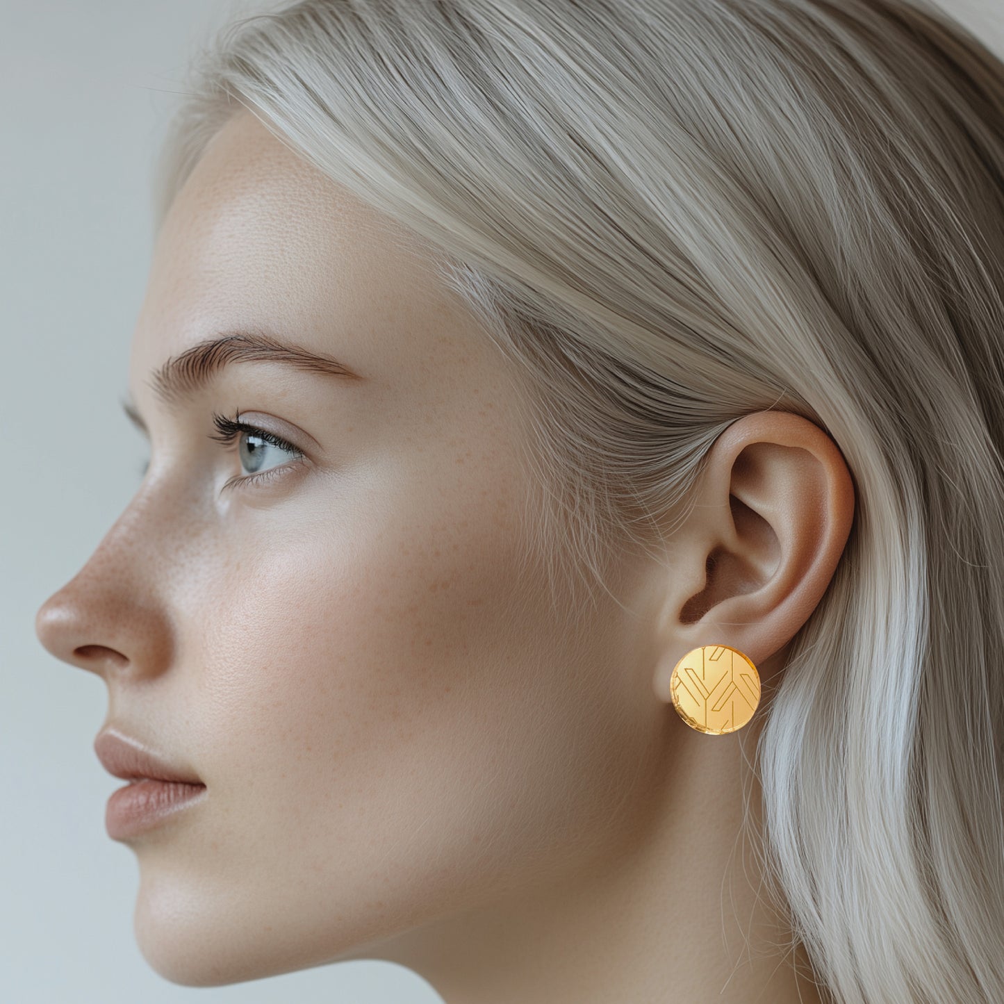 yuki gold earrings worn by model | yuki kulta-korvakorut mallin päällä