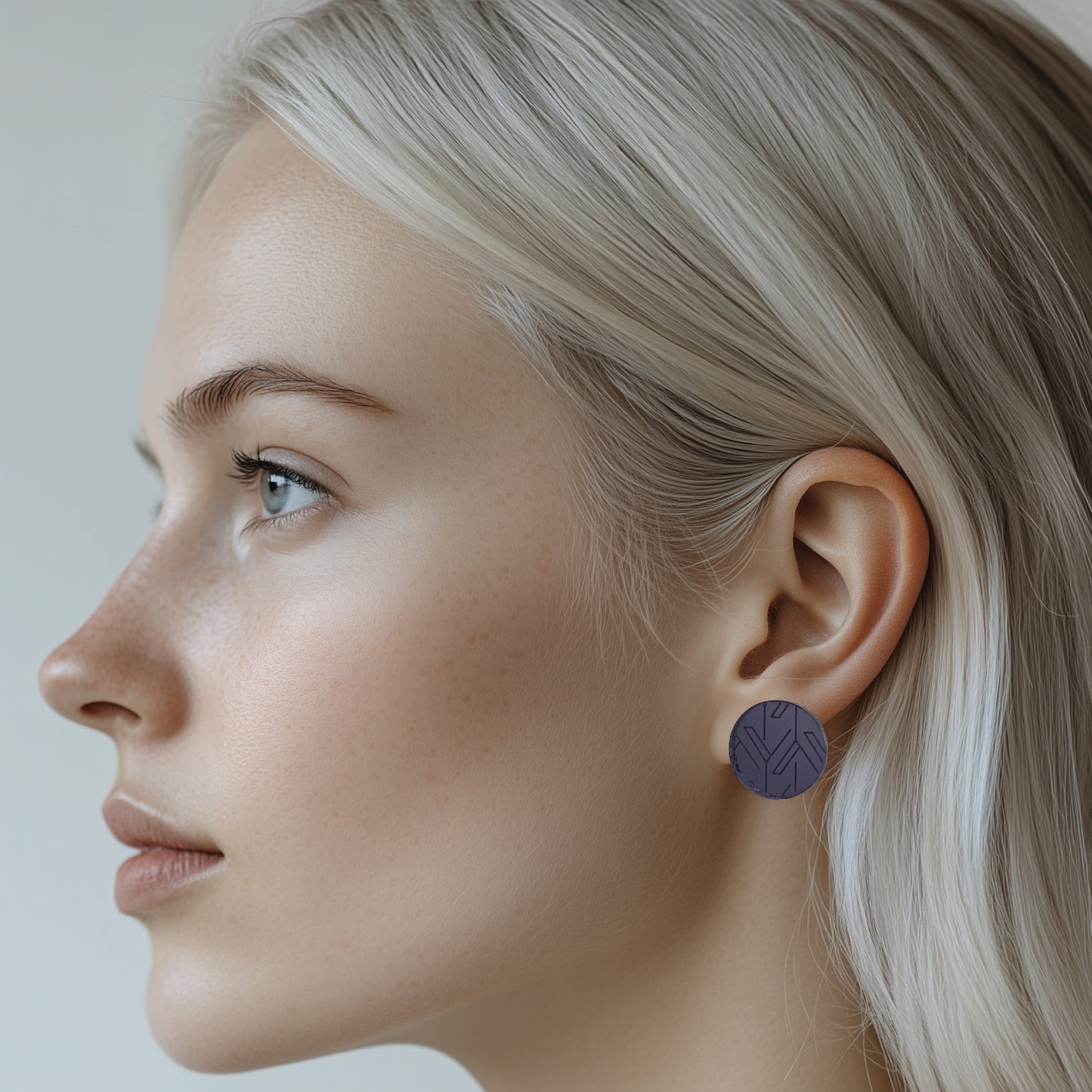 yuki graphite black earrings worn by model | yuki grafiitin musta-korvakorut mallin päällä