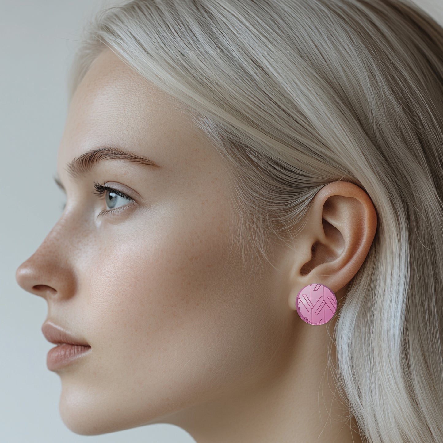 yuki pink earrings worn by model | yuki pinkki-korvakorut mallin päällä