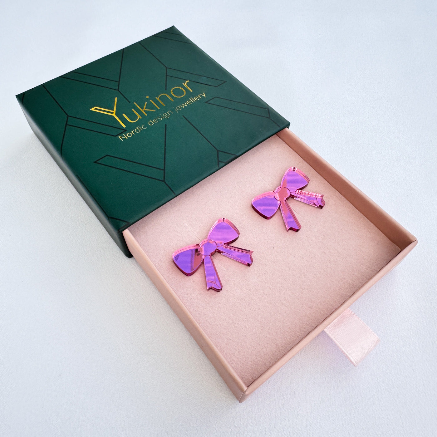 Yumi pink earrings in a jewelry box | Yumi pinkit korvakorut korulaatikossa