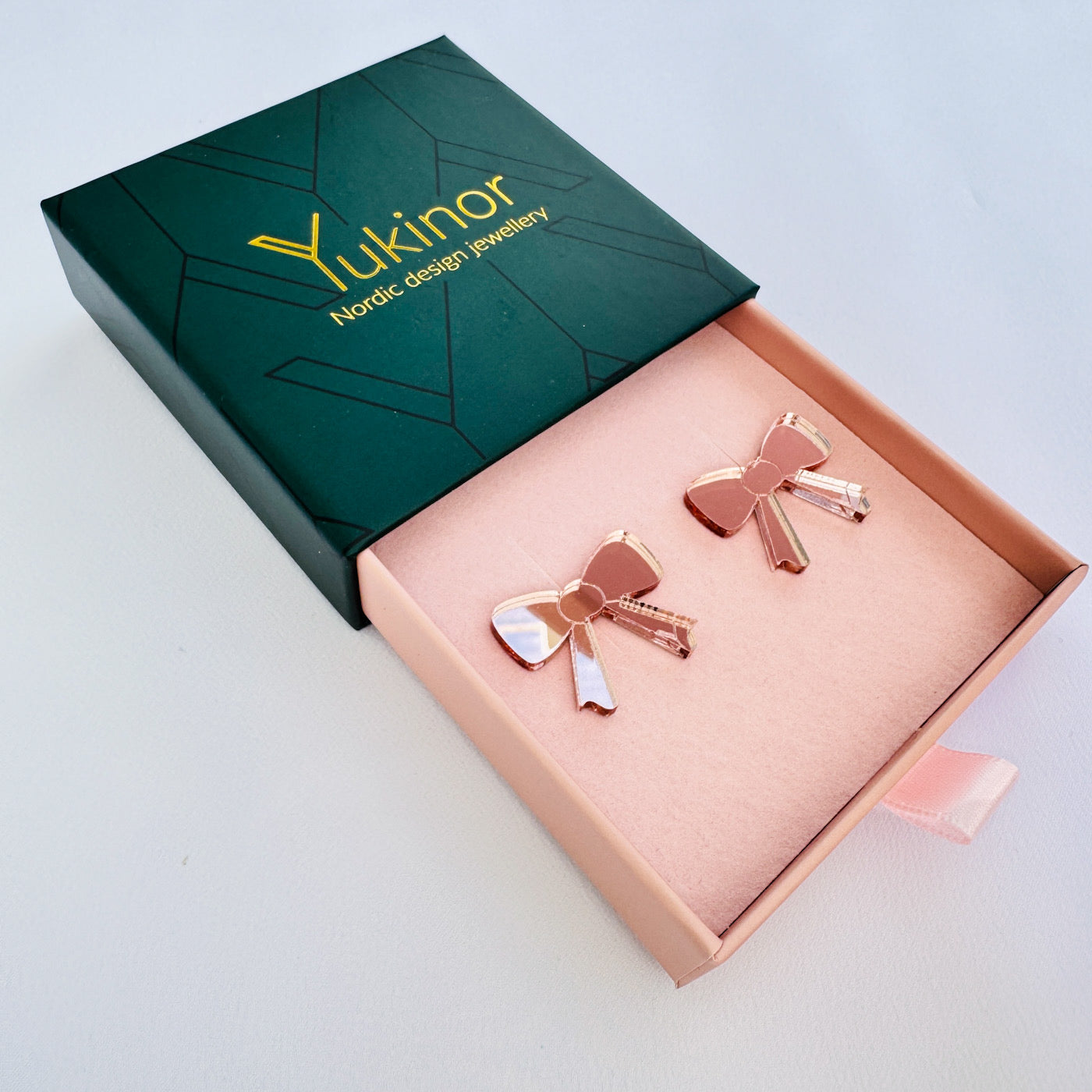 Yumi rose gold earrings in a jewelry box | Yumi ruusukultaiset korvakorut korulaatikossa