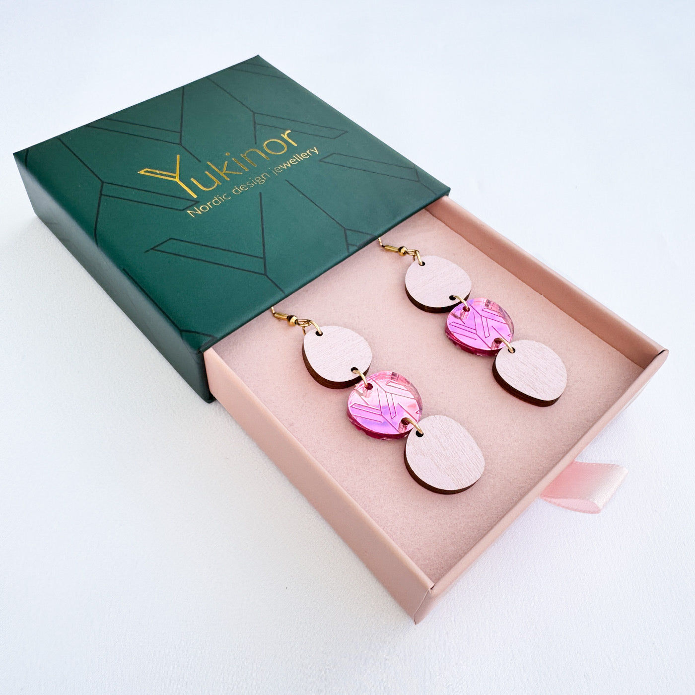 Kawa pink-light-pink earrings in a jewelry box | kawa pinkki-vaalean-pinkki