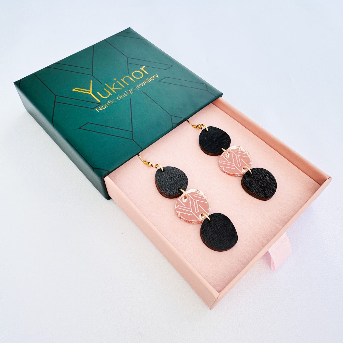 Kawa rose-gold-black earrings in a jewelry box | kawa ruusukulta-musta korulaatikossa
