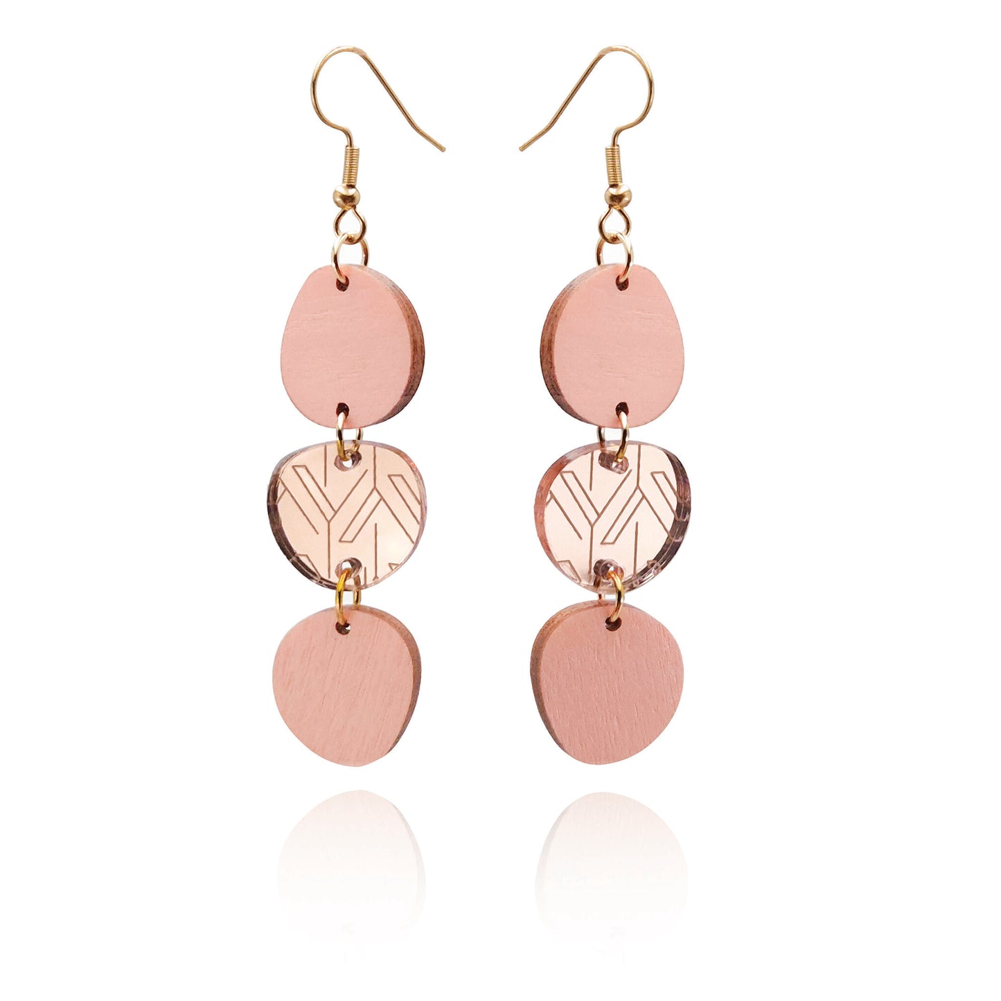 kawa rose gold-peach earring close-up | kawa ruusukulta-persikka korvakoru lähikuvassa